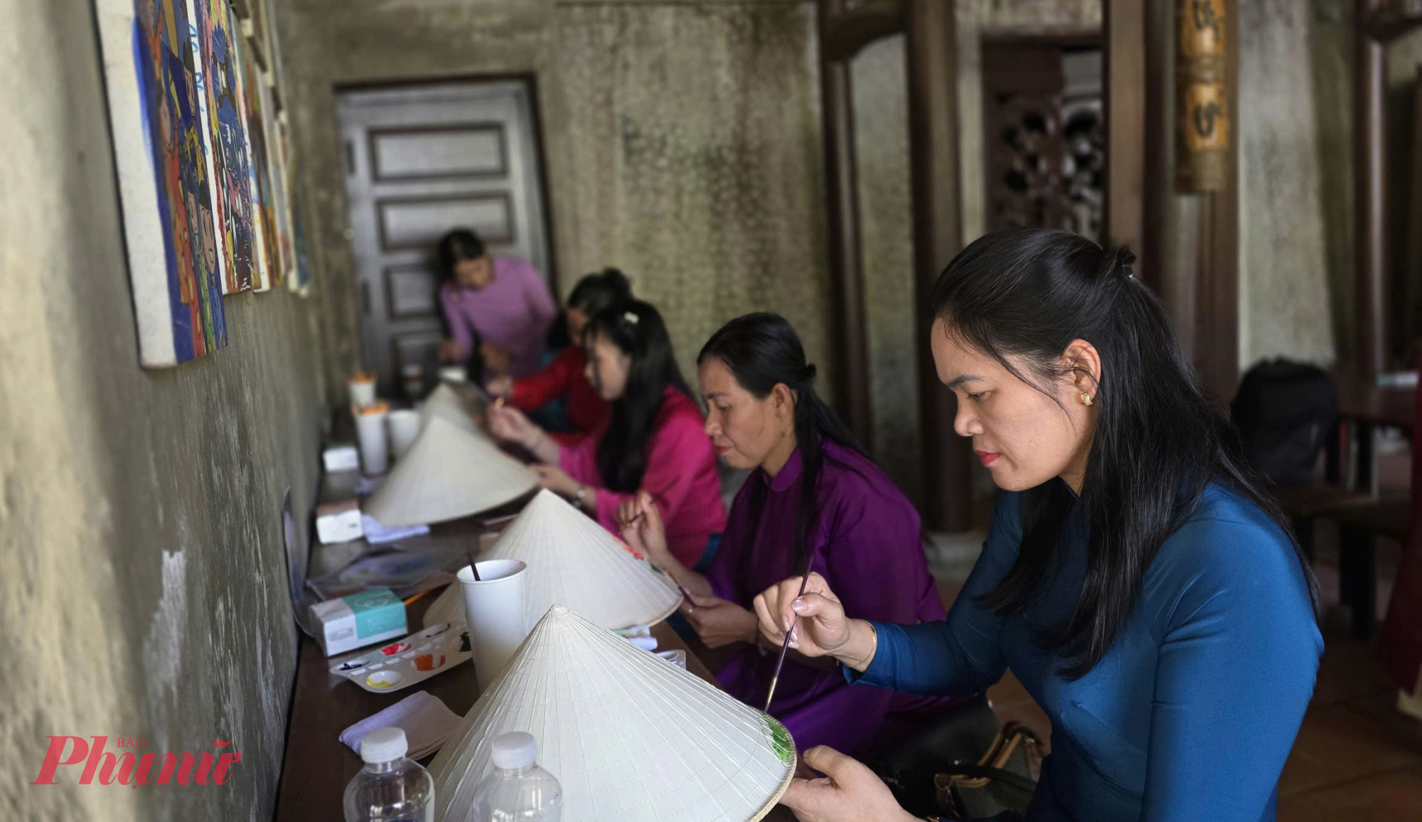 Khu vực Workshop vẽ nón lá của CLB Di sản Áo dài Thành phố 