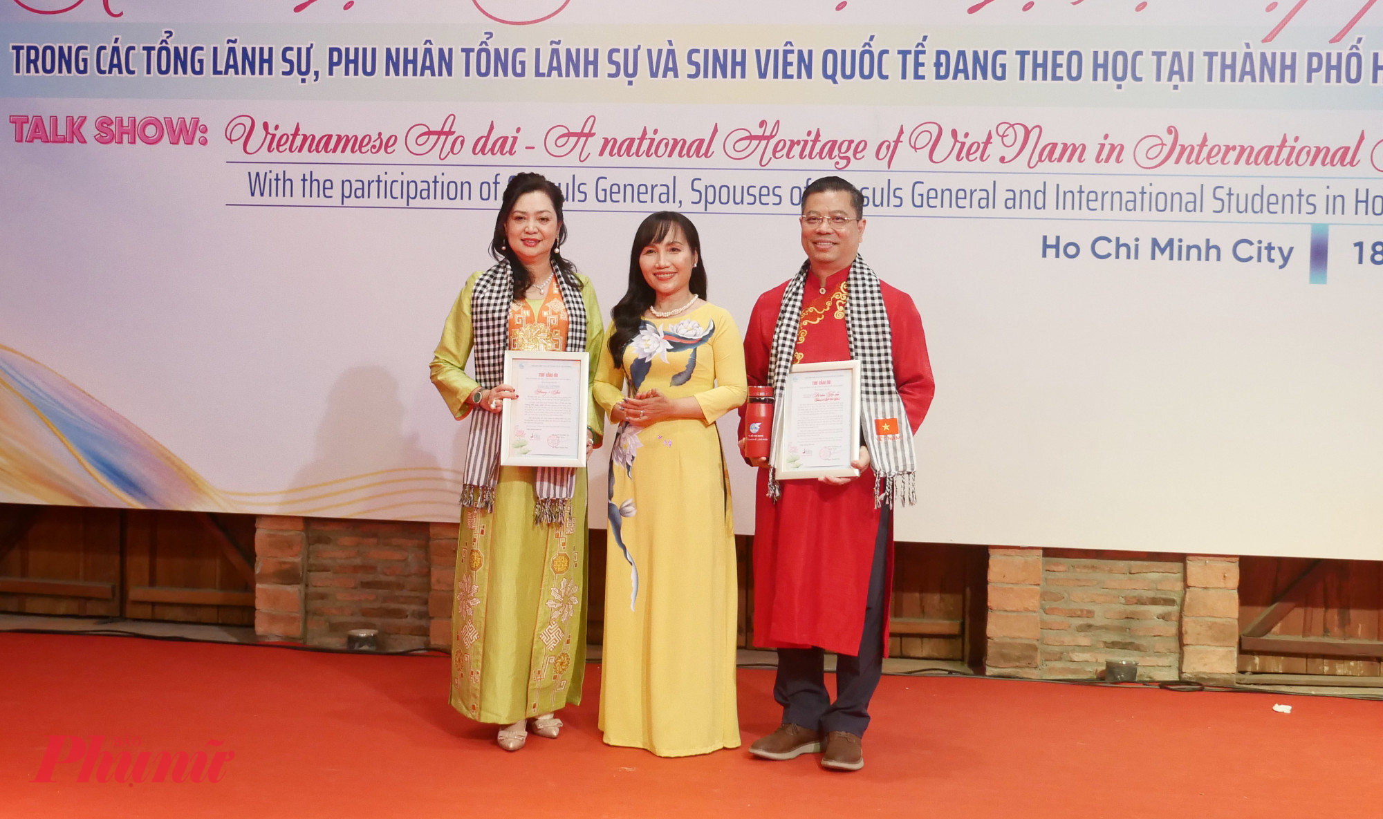 Bà Trịnh Thị Thanh - Phó Chủ tịch Thường trực Hội LHPN Thành phố - trao thư cảm ơn đến các các nhà thiết kế