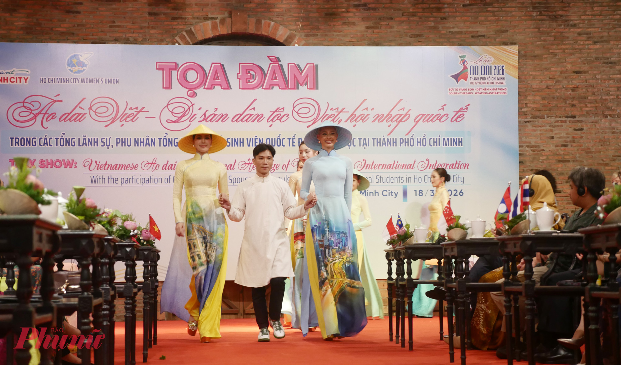 Phần trình diễn Bộ sưu tập Áo dài với chủ đề “Heritage in heritage” của Nghệ nhân, Nhà thiết kế Trung Đinh với phần trình diễn của cá người mẫu đến từ Công ty Cosmo Việt Nam