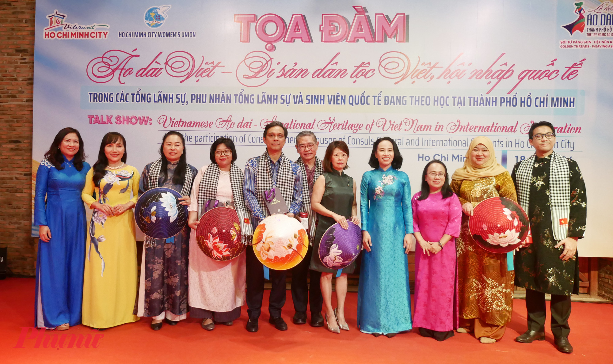 Ban Tổ chức trân trọng gửi tặng những món quà Việt Nam thay lời cảm ơn đến ông, bà Tổng Lãnh sự cùng Phu nhân và đại diện các Tổng Lãnh sự quán các nước tại TPHCM 