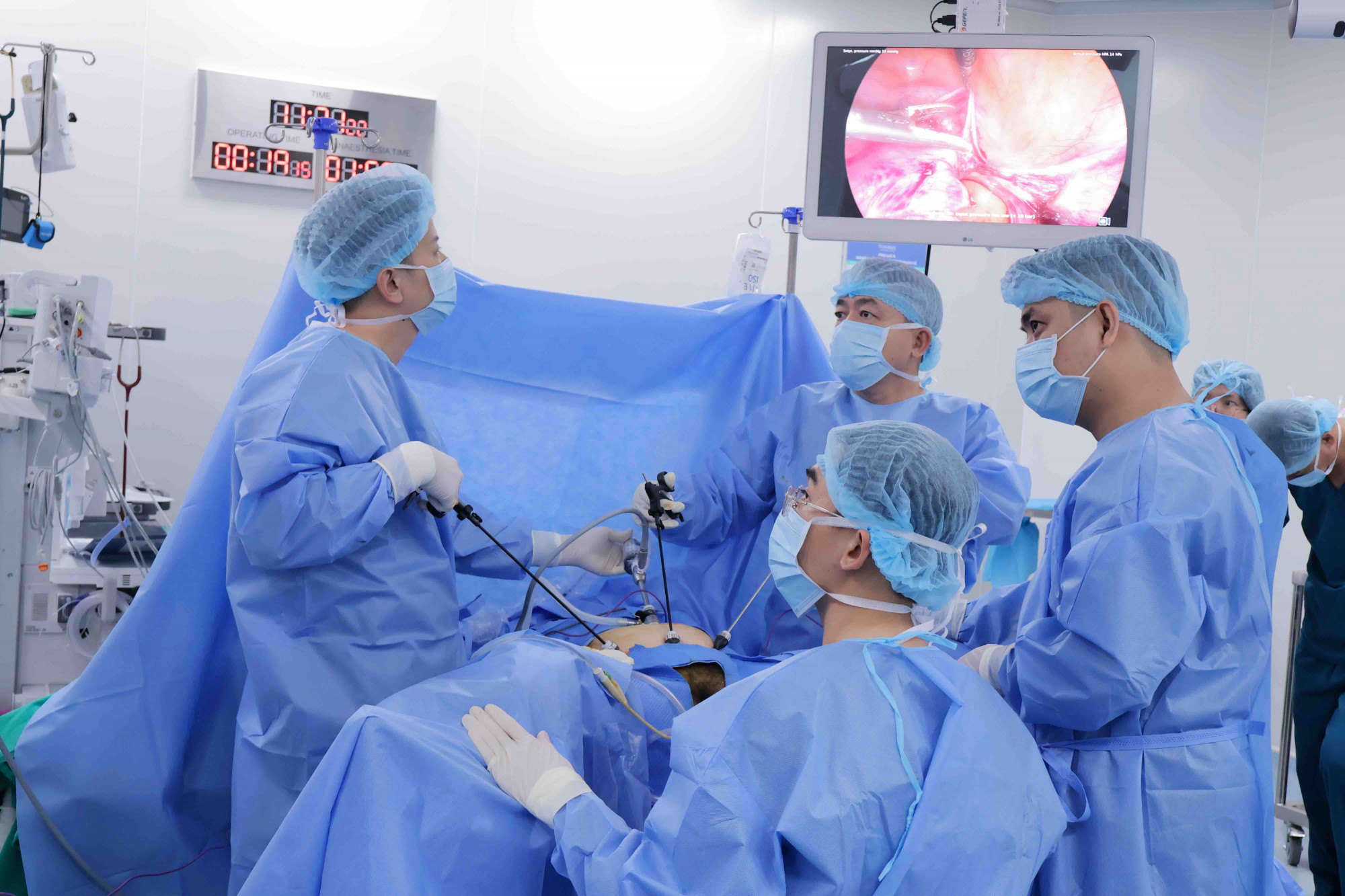 Ê-kíp bác sĩ tiến hành phẫu thuật nội soi cắt tử cung toàn phần kèm vét hạch chậu điều trị cho người bệnh - Ảnh: Vinmec Cần Thơ