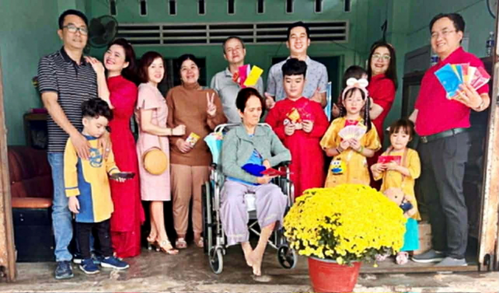 Câu chuyện tình yêu: Nửa thế kỷ nắm tay nhau đi qua dâu bể Vợ chồng ông Vinh - bà Hằng bên con cháu