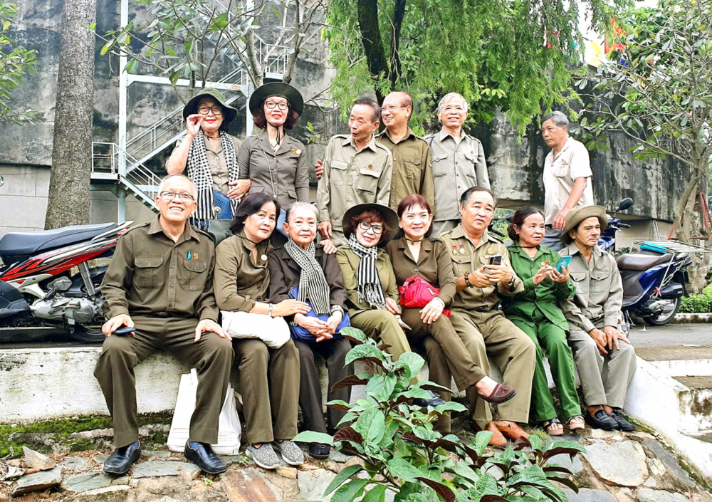 Cô Nguyễn Thị Xuân (Hương Xuân - đội nón, ngồi giữa) cùng đồng đội cũ