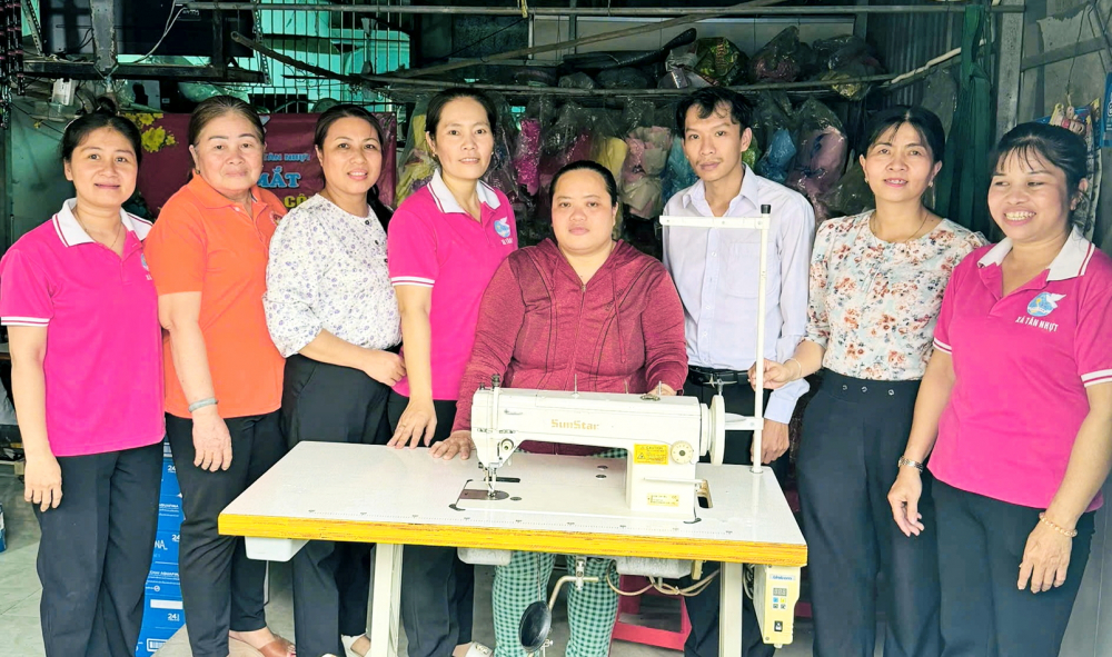 Hội LHPN xã Tân Nhựt trao phương tiện sinh kế cho tổ may gia công ba lô