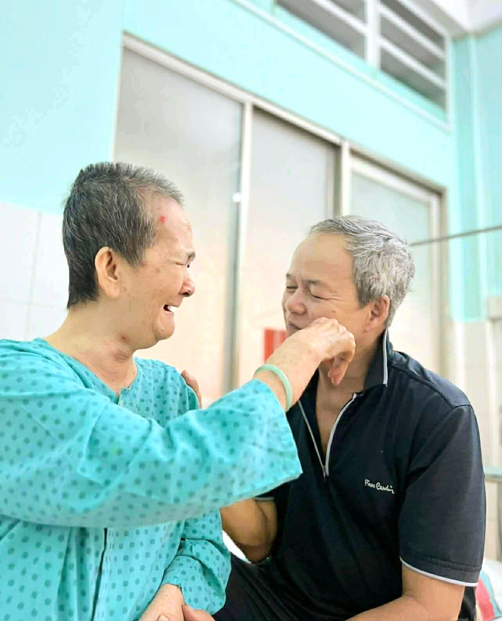 Câu chuyện tình yêu: Nửa thế kỷ nắm tay nhau đi qua dâu bể Tình già của vợ chồng ông Vinh - bà Hằng - ẢNH: A.N.