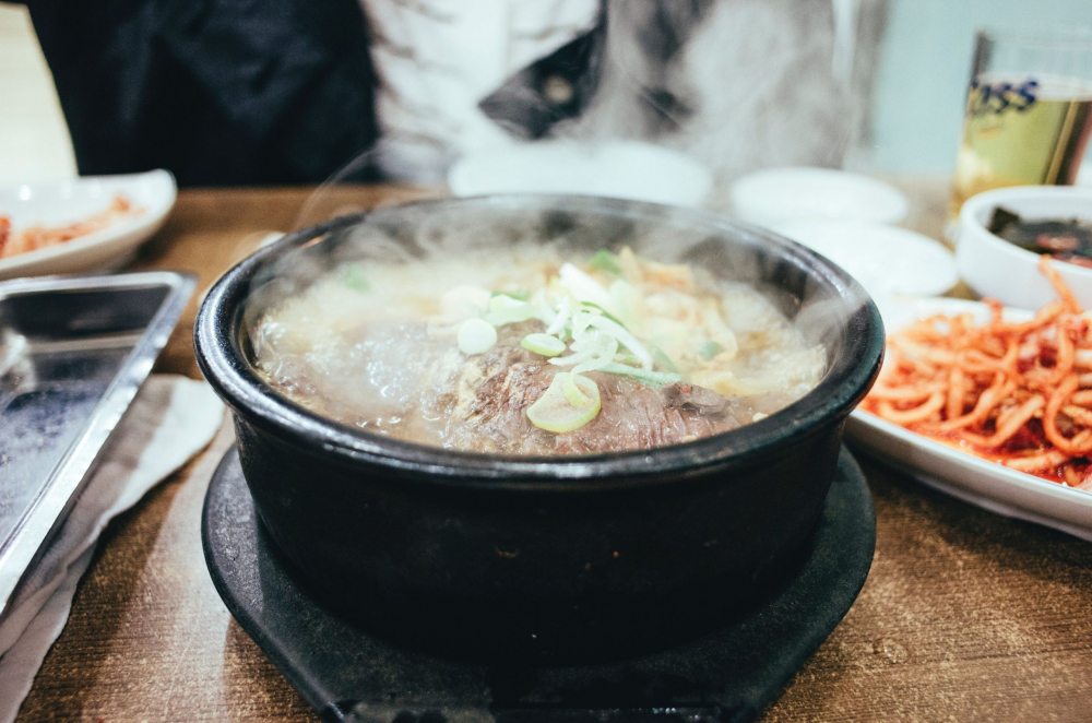 Trong bữa ăn hàng ngày, các chị em hoàn toàn có thể bổ sung collagen một cách tự nhiên thông qua các thực phẩm quen thuộc, đặc biệt là nước hầm xương, da cá, da gà hay các loại cá biển giàu collagen là những nguồn cung cấp dồi dào. chứa canxi, magie, photpho, collagen, chondroitin, glucosamine và nhiều chất dinh dưỡng khác tốt cho cơ thể Trong đó collagen từ cá được đánh giá cao nhờ cấu trúc phân tử nhỏ, dễ hấp thu hơn so với collagen từ động vật trên cạn - Ảnh: Pexels