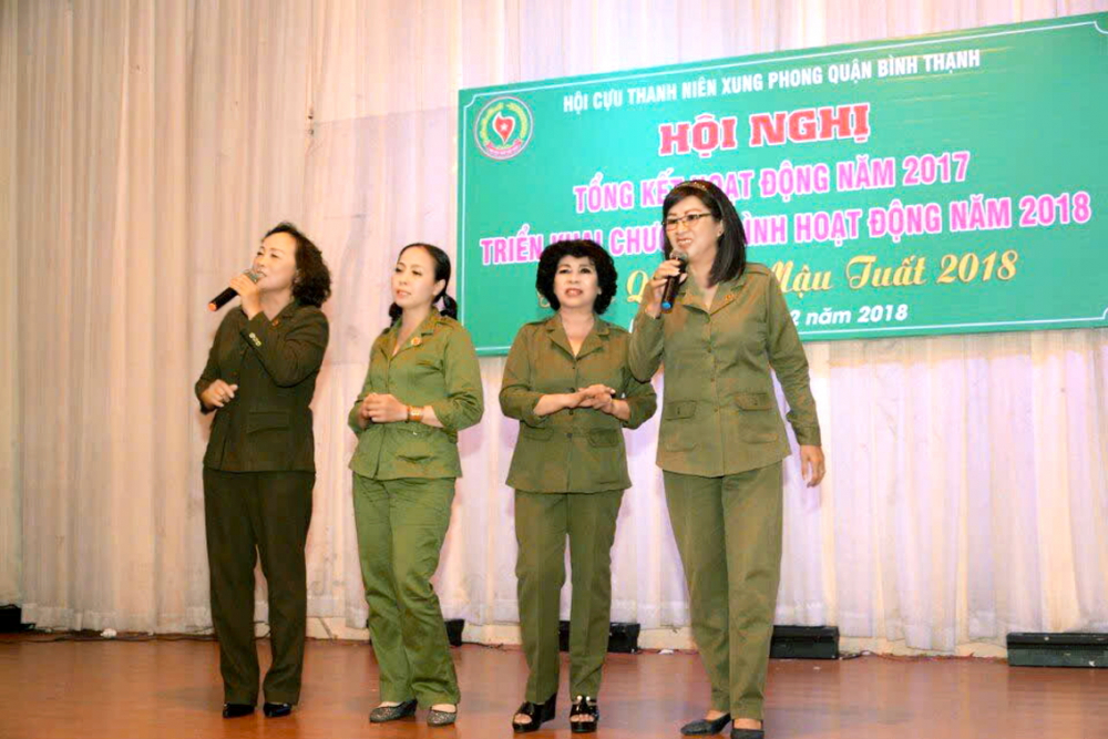 Những nữ thanh niên xung phong đầu tiên của TPHCM diễn văn nghệ trong một buổi họp mặt