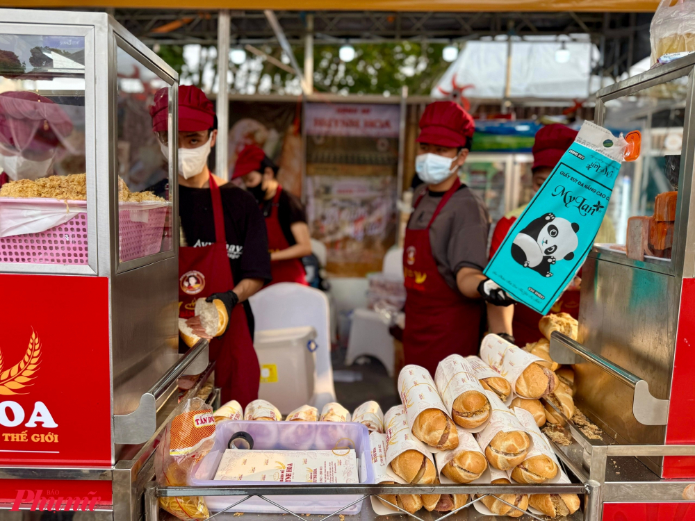 Giá bánh mì bán tại lễ hội sẽ được các thương hiệu giữ như giá bán ngay tại cửa hàng.