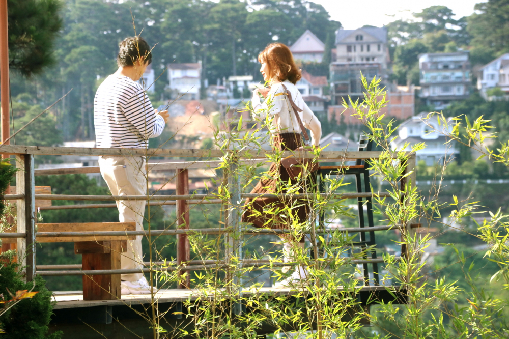 Đôi bạn trẻ đi chơi Đà Lạt