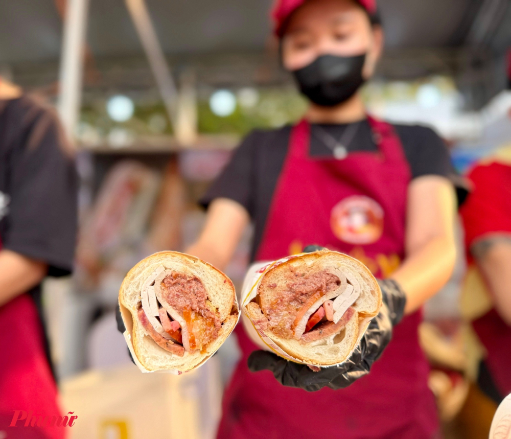 Lễ hội năm nay được tổ chức với chủ đề “Bánh mì Việt Nam – Giá trị ẩm thực thế giới, lan tỏa năm châu”, sự kiện cũng đánh dấu 15 năm từ “bánh mì” được đưa vào từ điển Oxford (24/3/2011 – 24/3/2026).