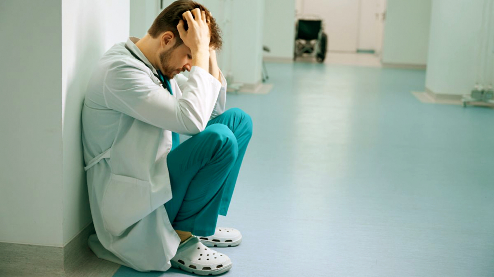 Áp lực từ công việc và nguy cơ bạo hành tại nơi làm việc  khiến nhiều y tá, bác sĩ nản lòng - Nguồn ảnh: Envato/Iakobchuk
