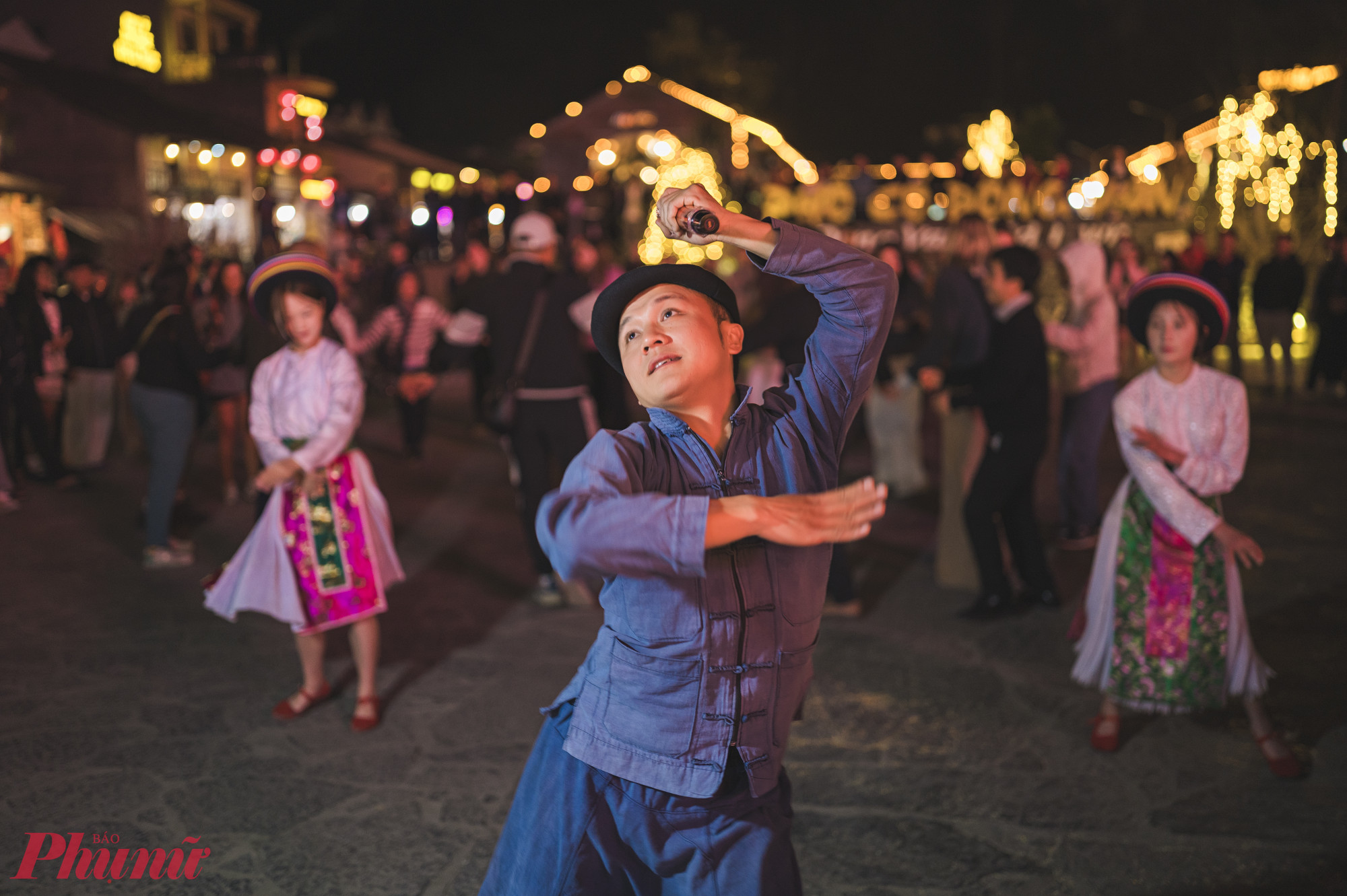 Ý tưởng của chương trình xuất phát từ mong muốn tạo ra một không gian giao lưu văn hóa cộng đồng ngay tại phố cổ Đồng Văn vào buổi tối. Khi du khách đến đây, không chỉ tham quan cảnh đẹp mà còn được trực tiếp hòa mình vào các hoạt động mang đậm bản sắc vùng cao như nhảy múa, âm nhạc dân tộc, kết nối giữa du khách với người dân địa phương. Điều em hướng tới không chỉ là biểu diễn, mà là tạo ra một trải nghiệm “chạm” – nơi du khách có thể nắm tay nhau, cùng nhảy, cùng cười, không còn khoảng cách giữa các vùng miền hay quốc gia. Đó cũng là cách để văn hóa được lan tỏa một cách tự nhiên và gần gũi nhất. Về cảm nhận, em thấy rất vui khi hoạt động nhận được sự hưởng ứng tích cực từ du khách, đặc biệt là các bạn trẻ và khách quốc tế. Nhiều người ban đầu chỉ đứng xem, nhưng sau đó đều bị cuốn vào không khí chung và tham gia rất nhiệt tình. Điều đó làm em tin rằng mô hình này có giá trị lâu dài. Hiện tại, hoạt động này em đang duy trì theo hình thức mở, miễn phí cho du khách tham gia. Thuận lợi là tạo được sự lan tỏa nhanh, ai cũng có thể tiếp cận và trải nghiệm. Tuy nhiên, khó khăn lớn nhất là chi phí duy trì như âm thanh, nhân sự, tổ chức… Vì vậy, về lâu dài em cũng đang cân nhắc các phương án phù hợp hơn để vừa giữ được tinh thần cộng đồng, vừa đảm bảo hoạt động có thể phát triển bền vững.