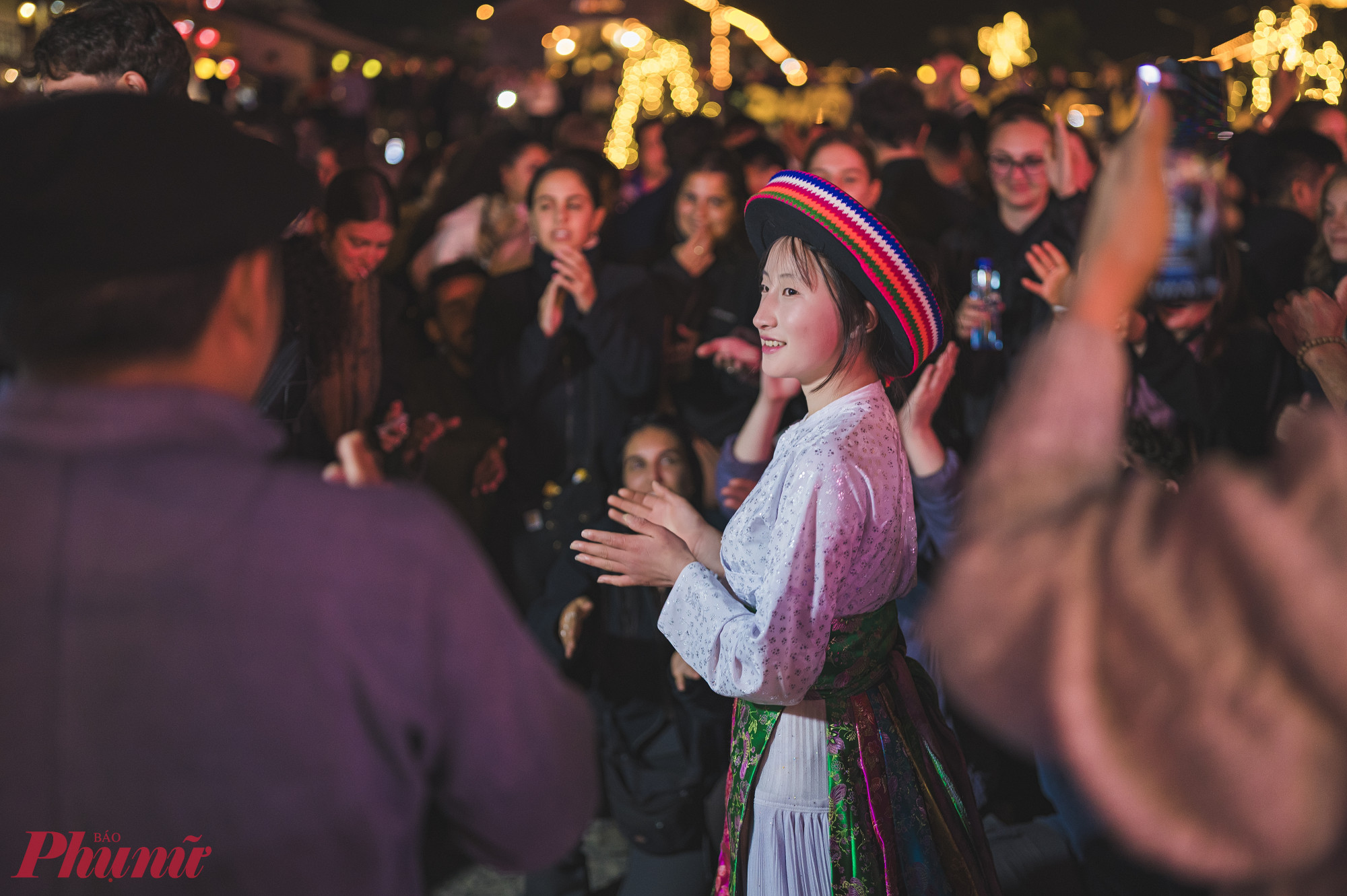 Về cảm nhận, em thấy rất vui khi hoạt động nhận được sự hưởng ứng tích cực từ du khách, đặc biệt là các bạn trẻ và khách quốc tế. Nhiều người ban đầu chỉ đứng xem, nhưng sau đó đều bị cuốn vào không khí chung và tham gia rất nhiệt tình. Điều đó làm em tin rằng mô hình này có giá trị lâu dài. Hiện tại, hoạt động này em đang duy trì theo hình thức mở, miễn phí cho du khách tham gia. Thuận lợi là tạo được sự lan tỏa nhanh, ai cũng có thể tiếp cận và trải nghiệm. Tuy nhiên, khó khăn lớn nhất là chi phí duy trì như âm thanh, nhân sự, tổ chức… Vì vậy, về lâu dài em cũng đang cân nhắc các phương án phù hợp hơn để vừa giữ được tinh thần cộng đồng, vừa đảm bảo hoạt động có thể phát triển bền vững.