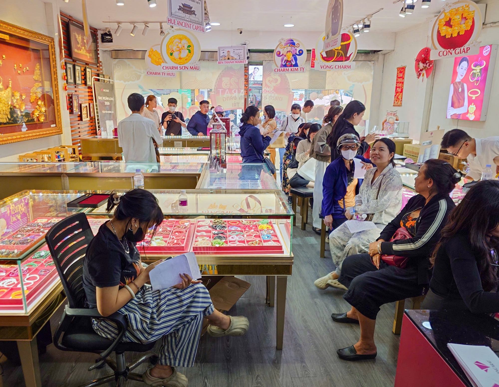 Người tiêu dùng xếp hàng chờ mua bạc