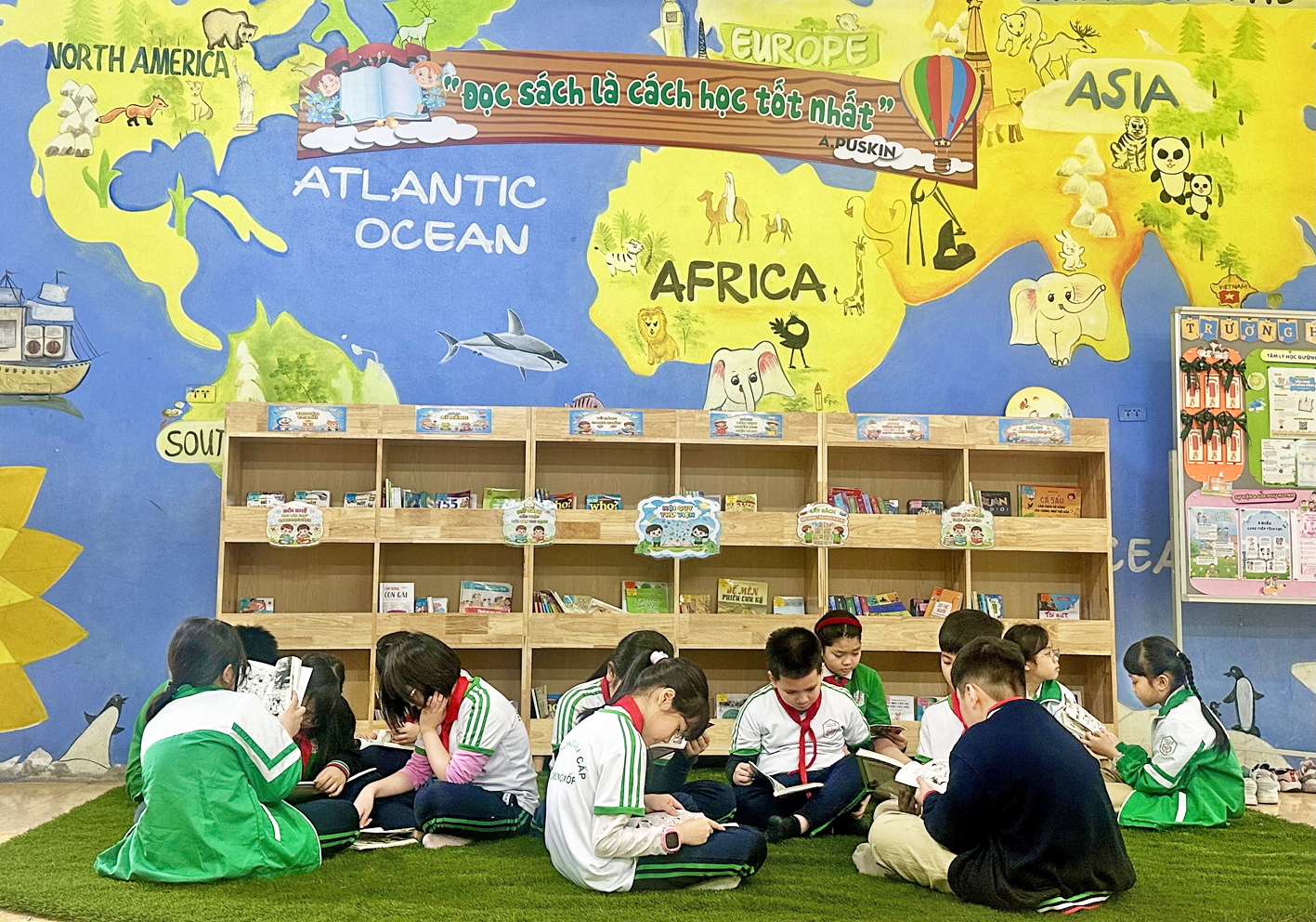 Học sinh đọc sách ở không gian đọc mở trong lúc chờ cha mẹ - ẢNH: T.V.