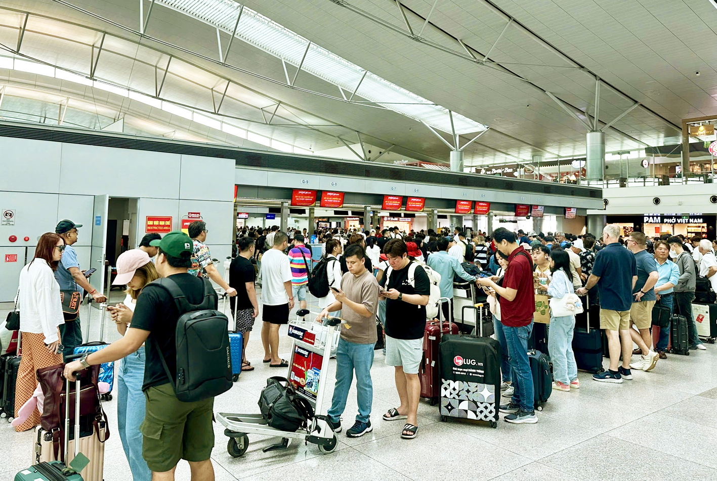 Giá vé máy bay nhiều chặng đi châu Âu hiện tại  lên hơn 100 triệu đồng/vé/chiều, khiến lượng khách đi du lịch nước ngoài  có thể giảm mạnh (ảnh chụp tại sân bay Tân Sơn Nhất, TPHCM) 