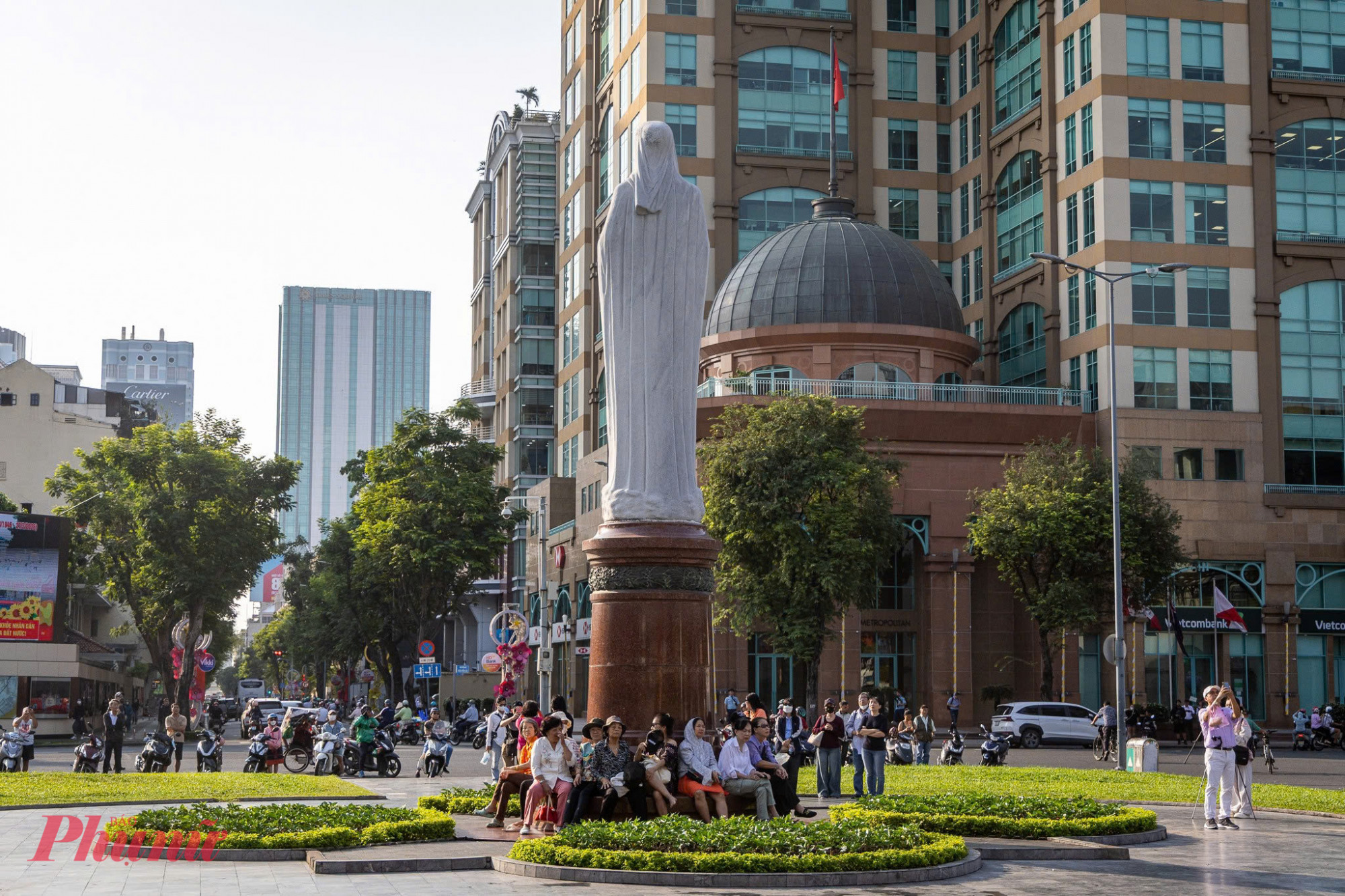 Rất đông người dân có mặt trước Nhà thờ Đức Bà từ sáng sớm để xem hai Thánh giá được đưa lên tháp kẽm. Họ xem đây là sự kiện hiếm có. 