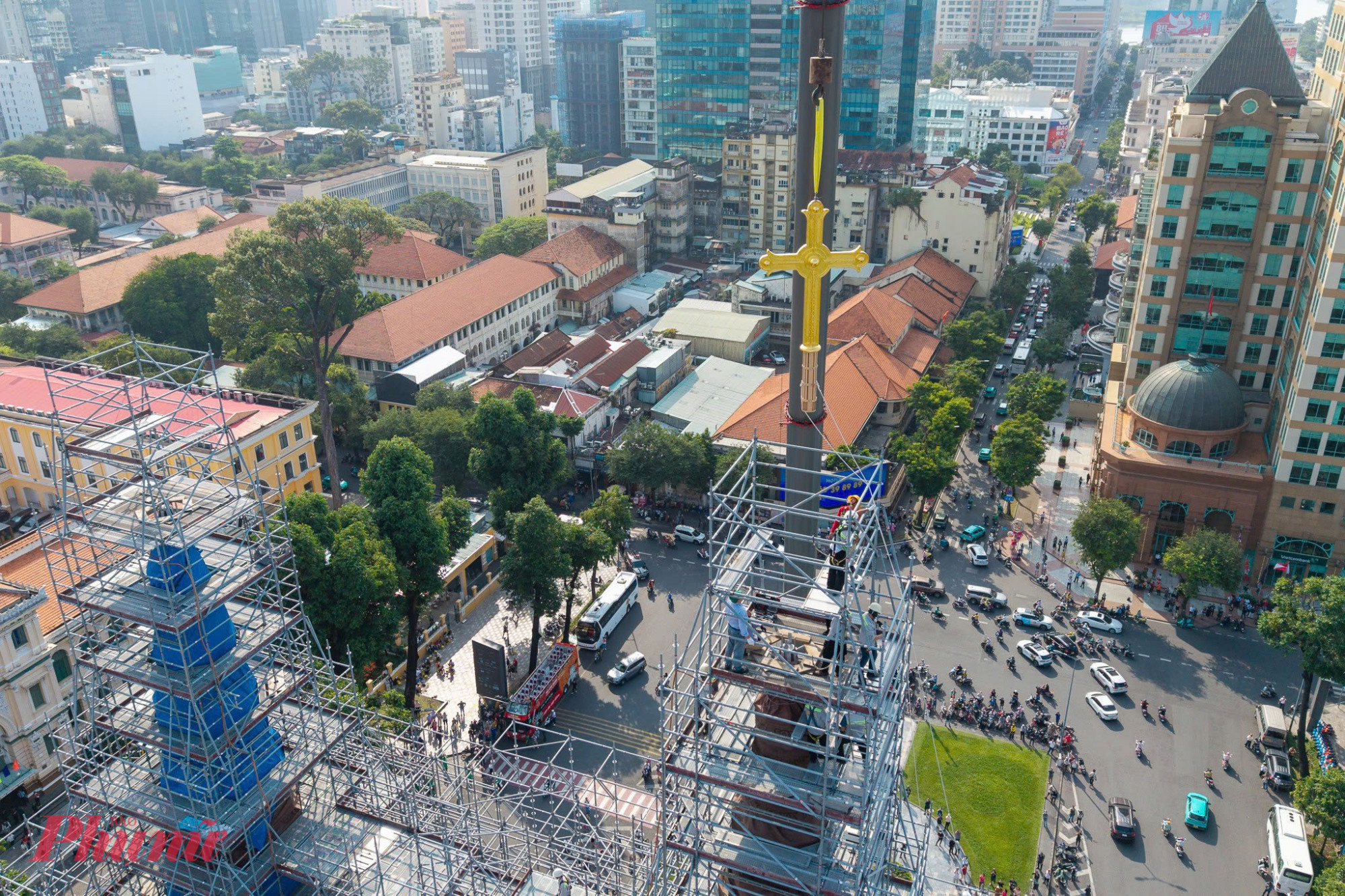 Thánh giá đầu tiên được đưa lên tháp kẽm của nhà thờ. 