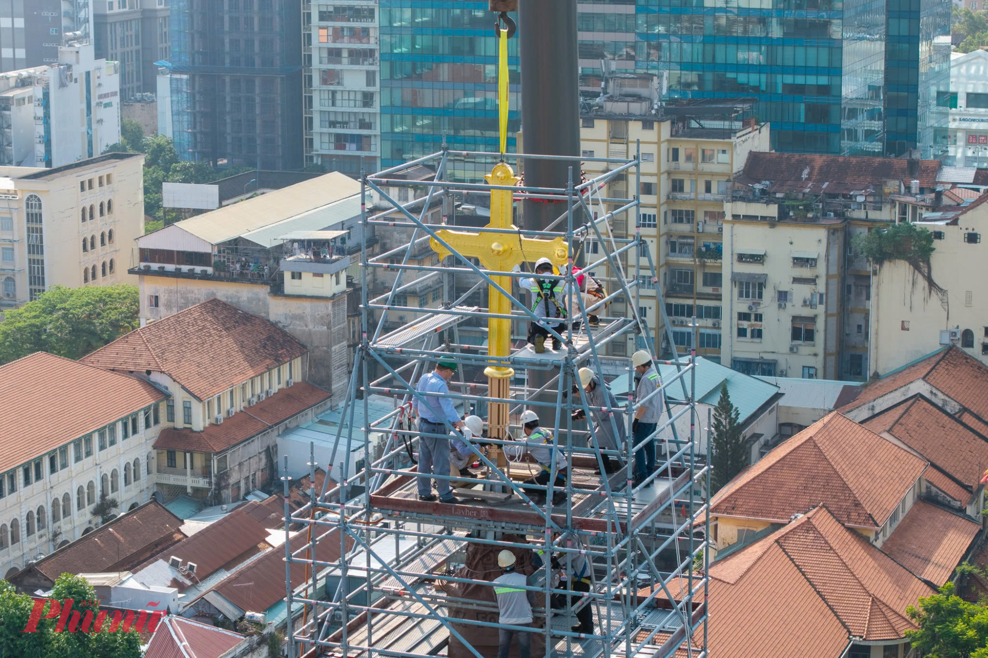 Hàng chục kỹ sư, công nhân có mặt trên đỉnh tháp để kiểm tra. 