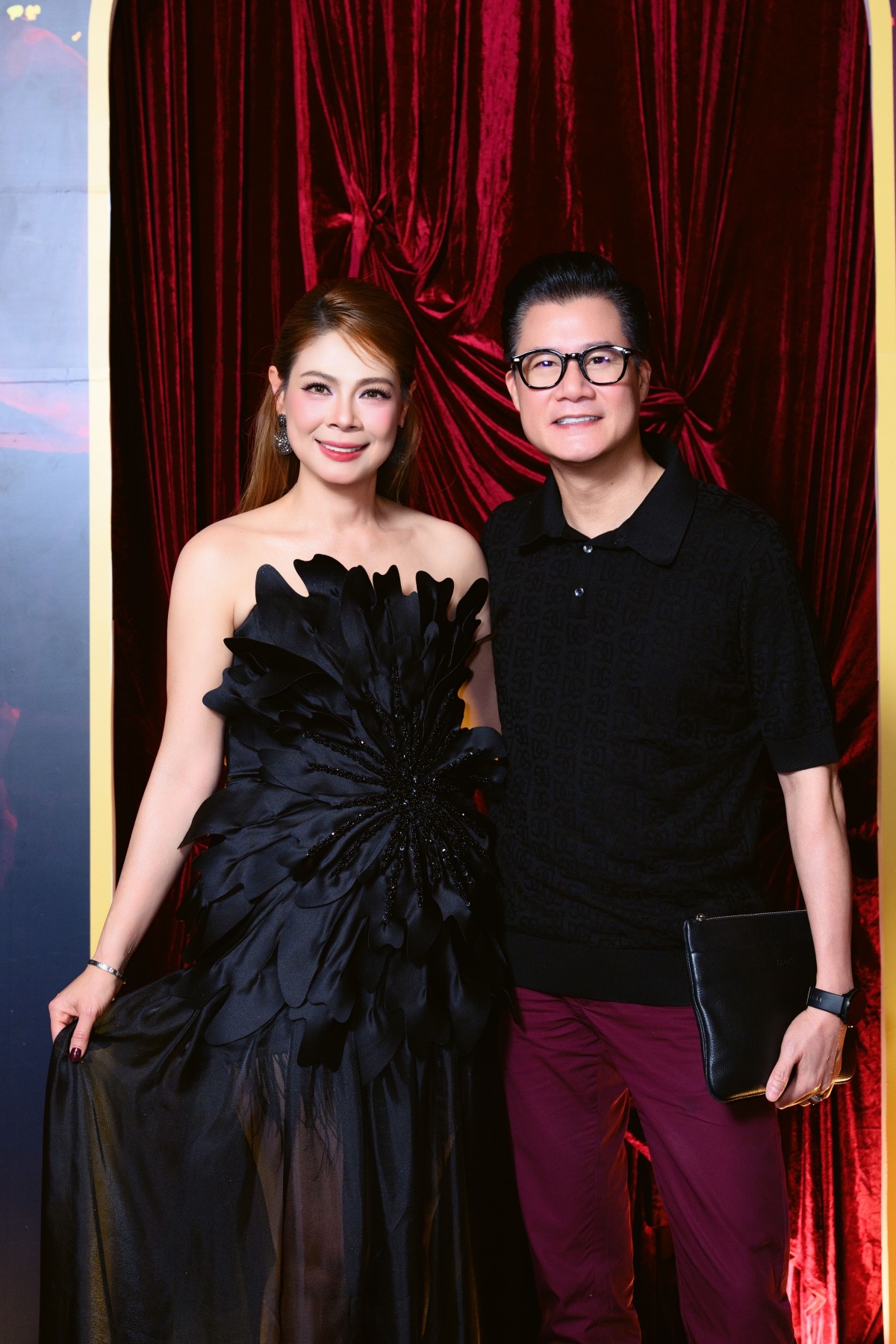 Quang Dũng đơn giản và lịch lãm với áo polo đen kết hợp quần tây đỏ, xách clutch, đeo đồng hồ và mắt kính thời thượng tới dự sinh nhật Thanh Thảo. Sau buổi tiệc, Thanh Thảo không giấu được cảm xúc khi gọi đây là một trong những sinh nhật “đáng nhớ và trọn vẹn nhất” của mình. 