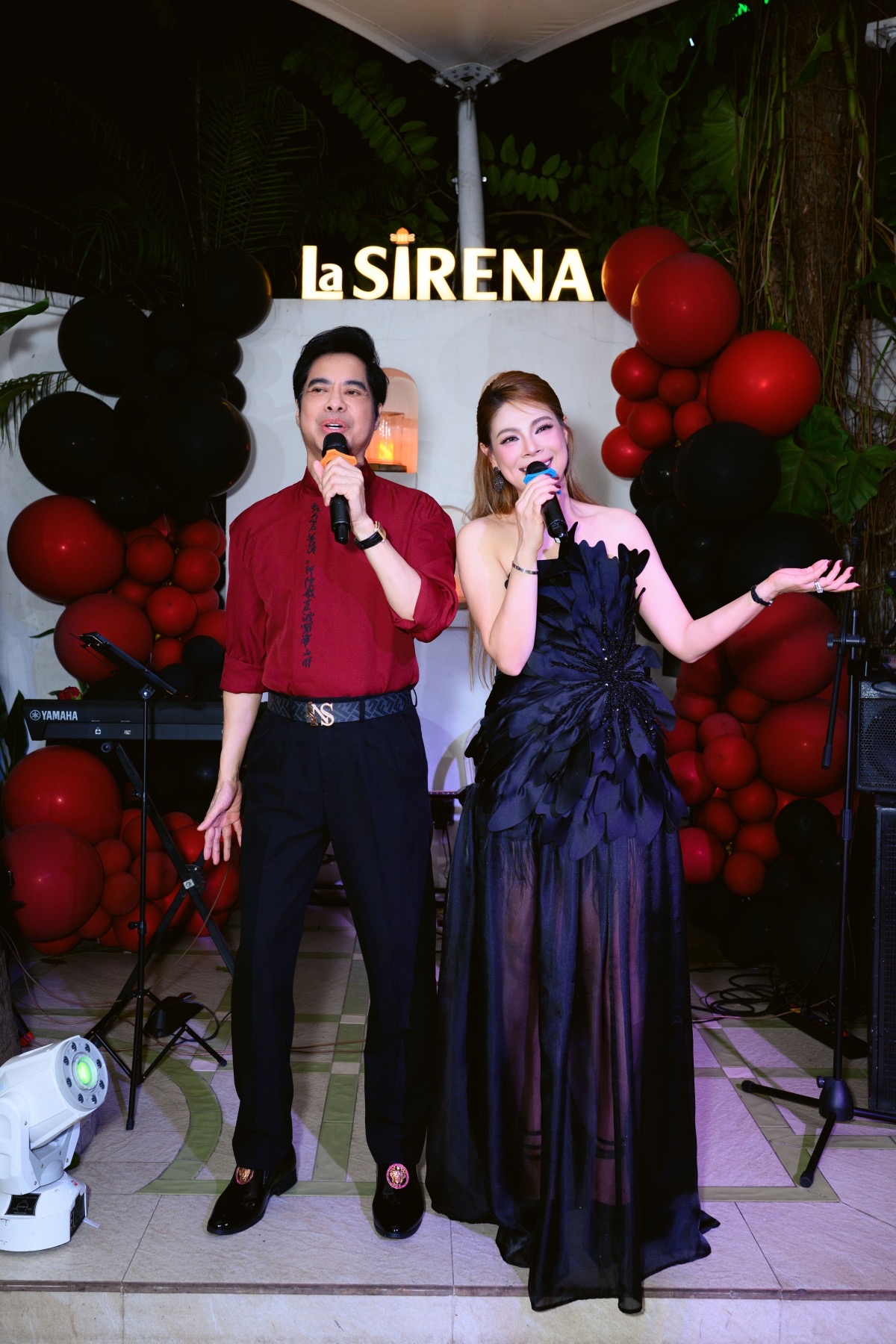 Danh ca Ngọc Sơn diện áo sơ mi đỏ và quần tây đen phù hợp với không khí bữa tiệc. Anh còn gây bất ngờ khi ngẫu hứng sáng tác và trình diễn một ca khúc riêng dành tặng sinh nhật Thanh Thảo ngay trên sân khấu khiến nữ ca sĩ vô cùng xúc động.