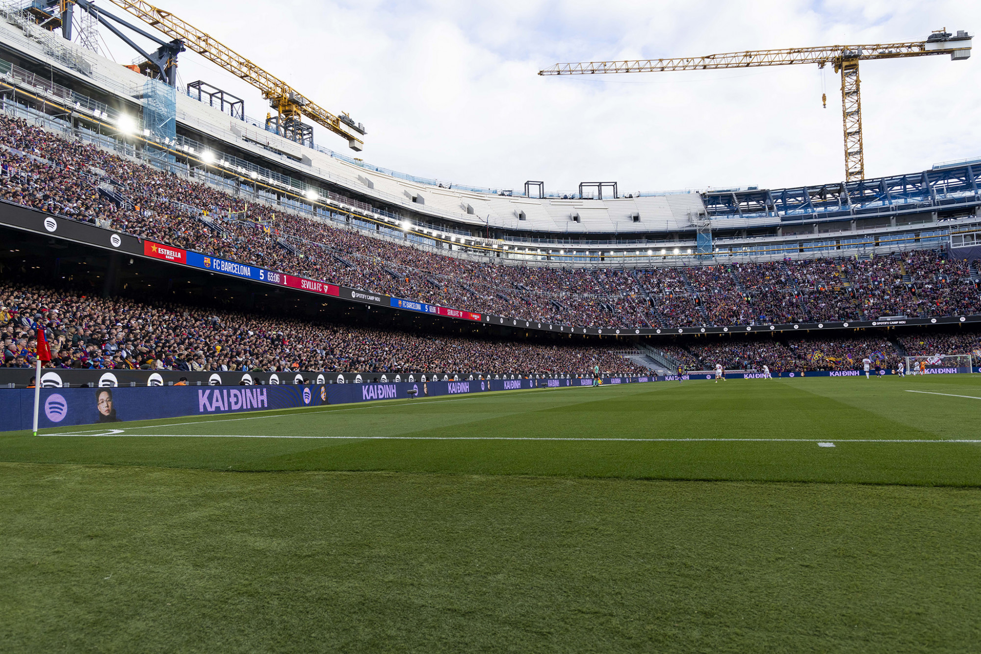 Tên và hình ảnh của Kai Đinh xuất hiện trên màn hình LED chạy quay sân bóng
