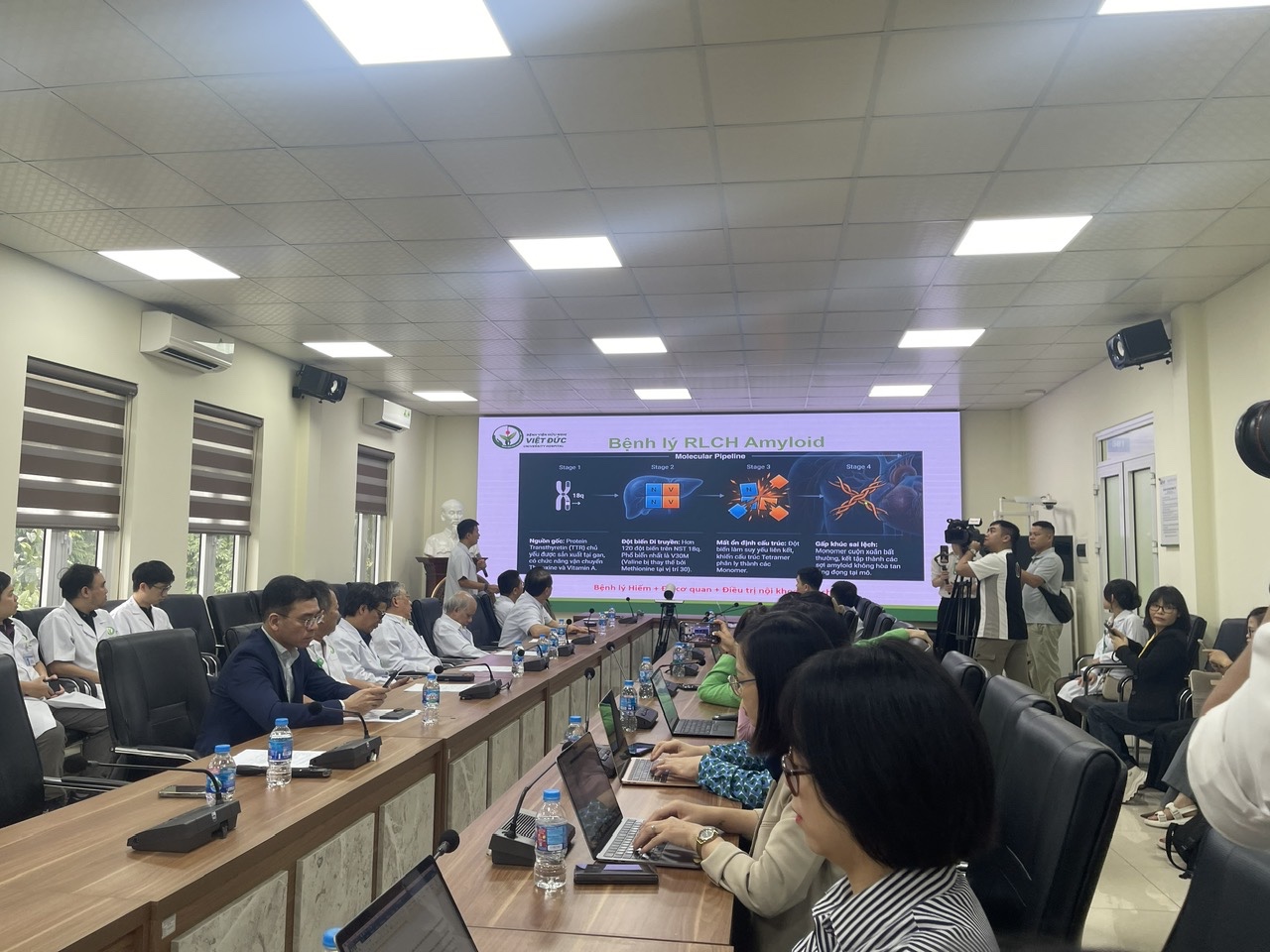 Các bác sĩ thông tin về ca ghép tạng domino sáng 19/3 - ảnh: H.Anh