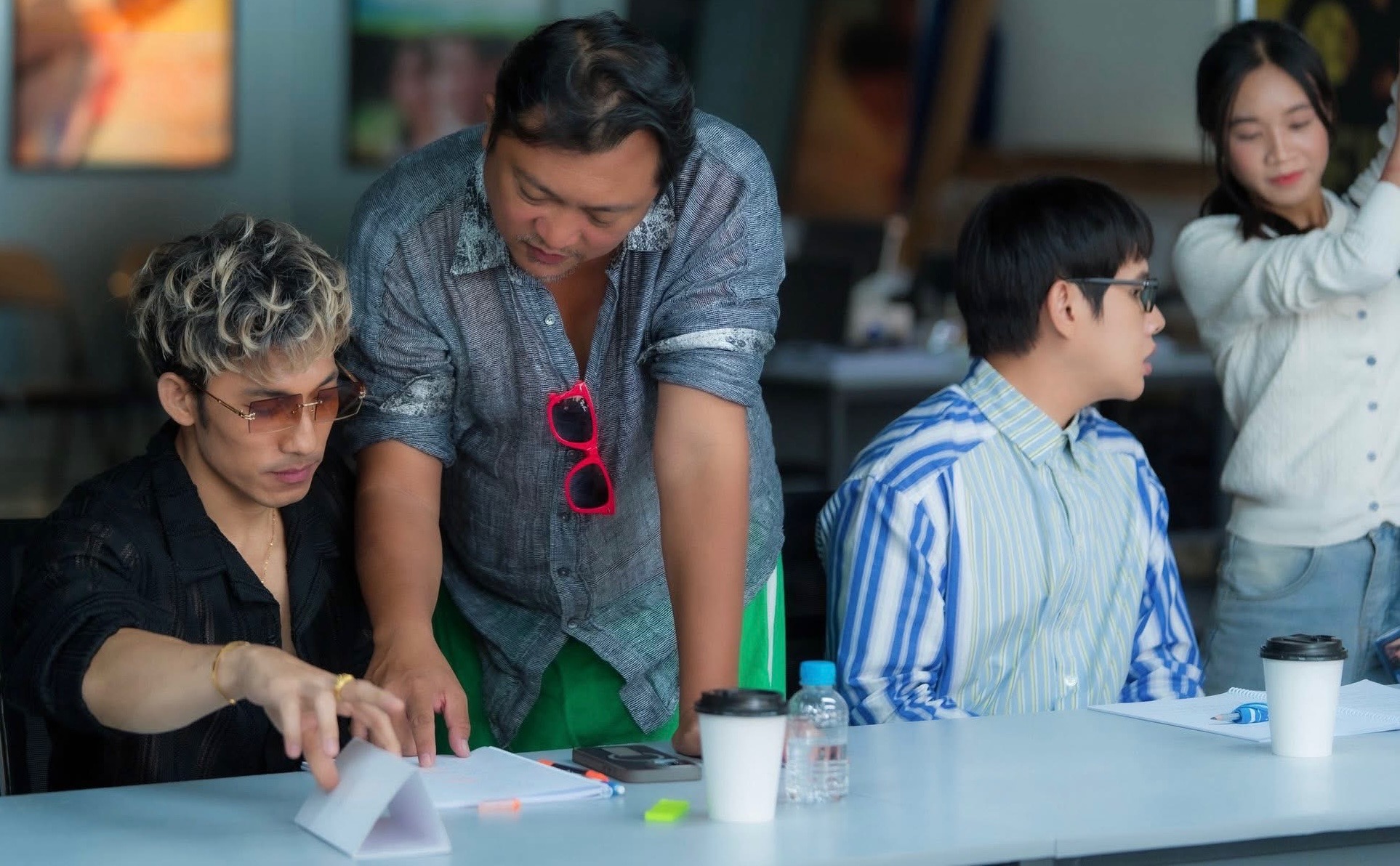 Đạo diễn Phan Gia Nhật Linh (thứ 2 từ trái sang) làm việc kỹ với diễn viên trước khi bấm máy