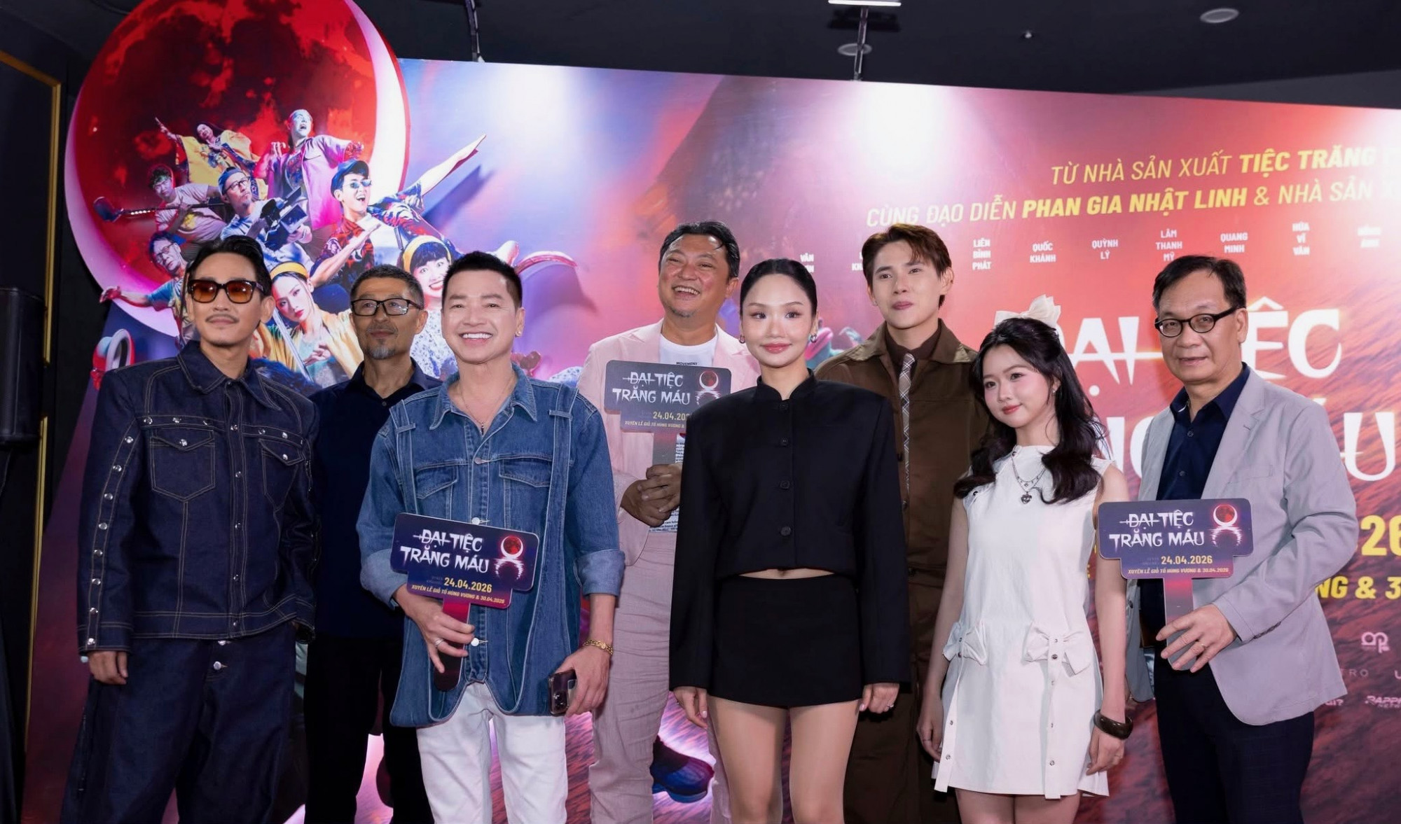 Dàn diễn viên tham gia phim Đại tiệc trăng máu 8 tại họp báo chiều 19/3 