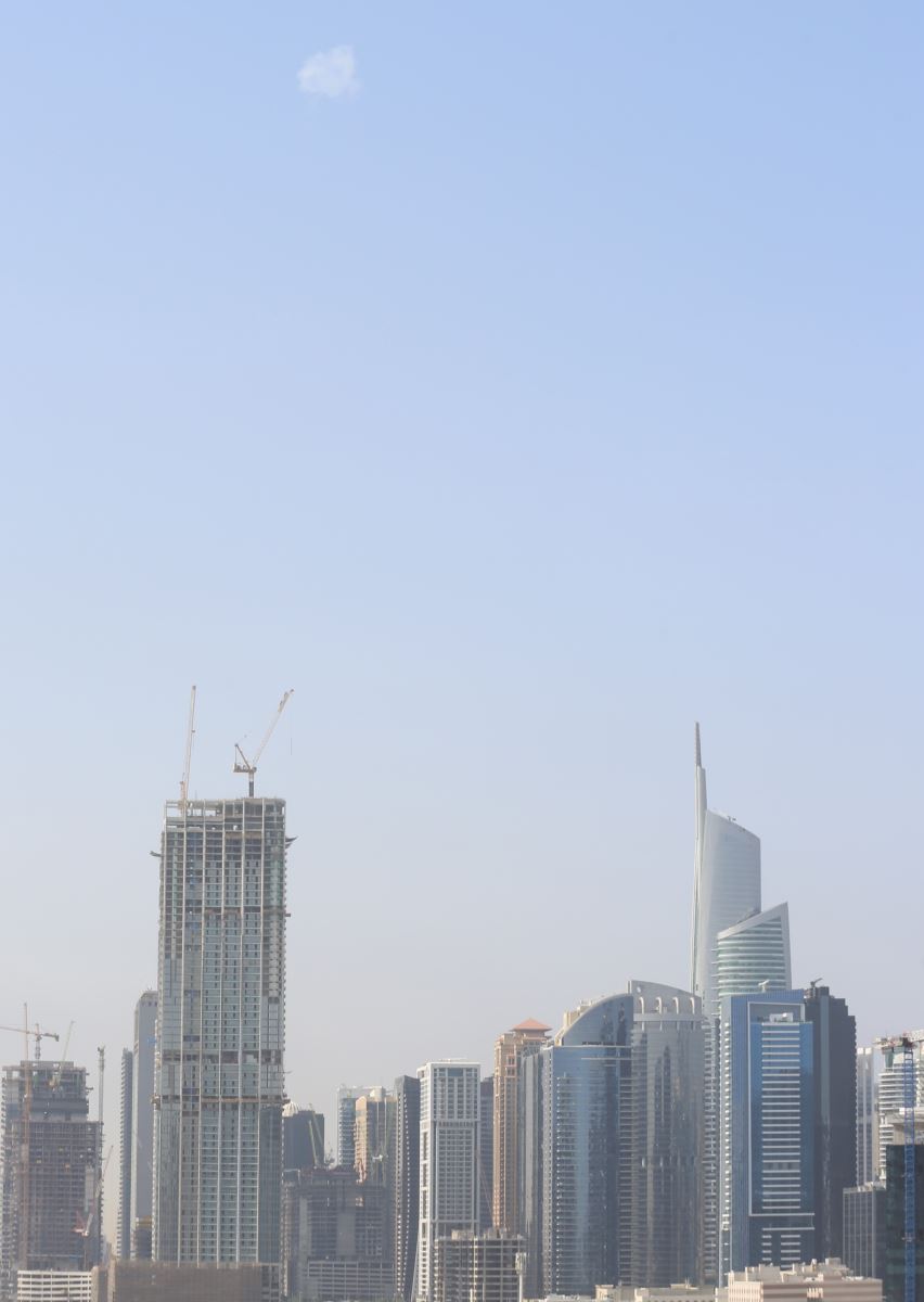 Bầu trời thành phố Dubai, Các tiểu vương quốc Arab thống nhất (UAE) ngày 1/3/2026. Ảnh: THX/TTXVN