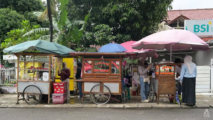 Nhiều doanh nghiệp siêu nhỏ trong khu vực phi chính thức, chẳng hạn như người bán hàng rong, không được các ngân hàng truyền thống quan tâm - Ảnh: CNA/Ridhwan Siregar