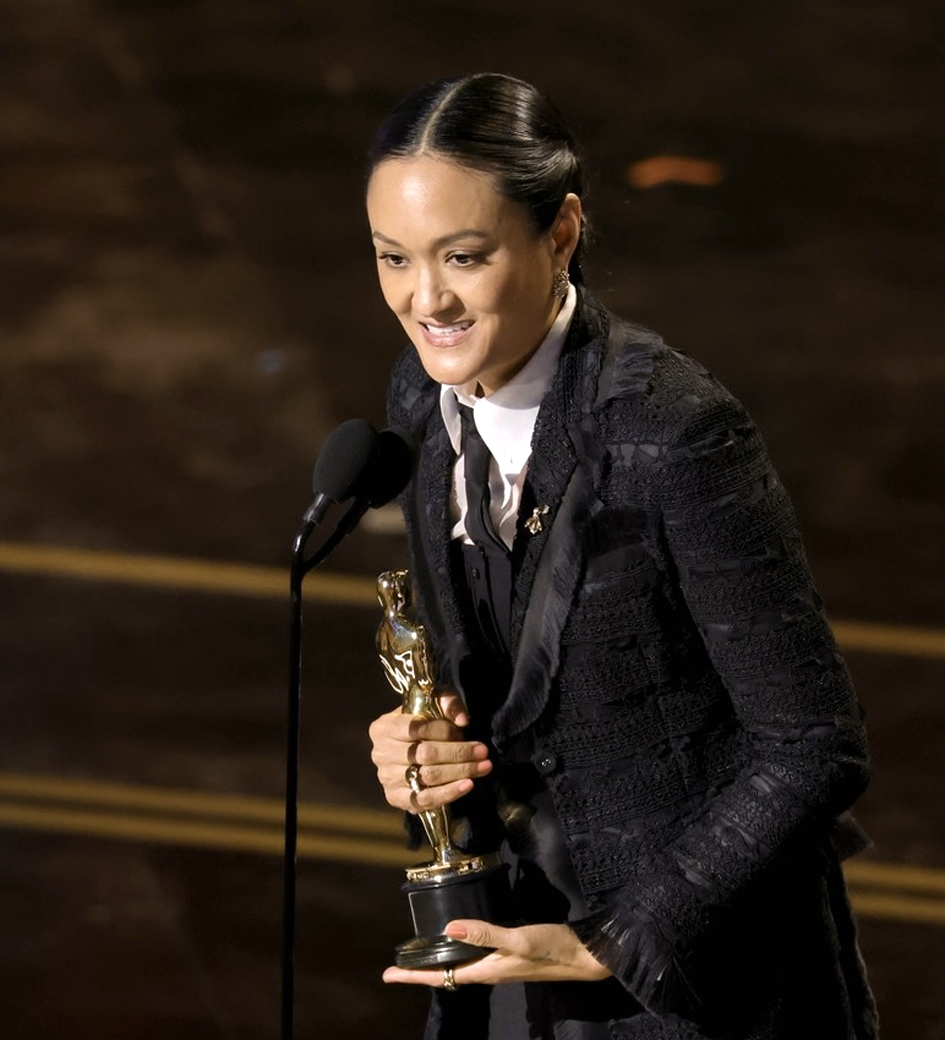 Autumn Durald Arkapaw và tượng vàng Oscar Quay phim xuất sắc - Nguồn ảnh: Hollywood Reporter