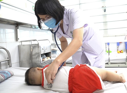 Bệnh nhi mắc tay chân miệng tại Bệnh viện Nhi Trung ương - ảnh: H.Anh