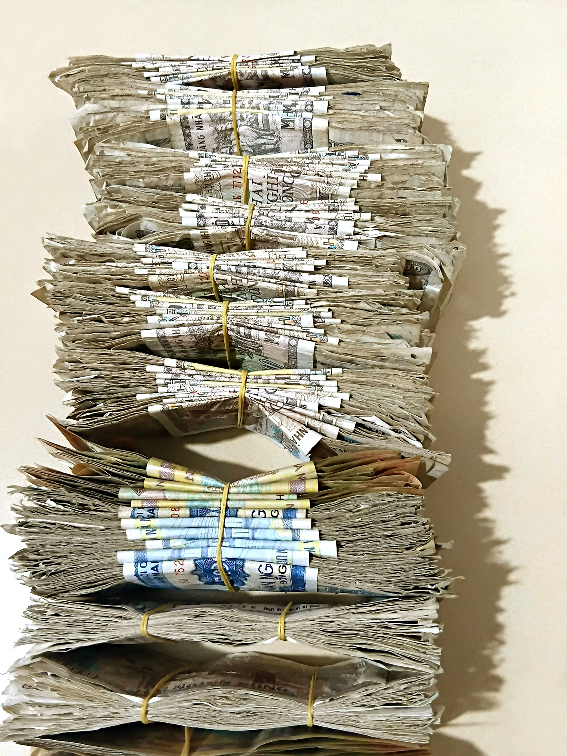 Từng cọc tiền lẻ đồng mệnh giá được cẩn thận giữ gìn