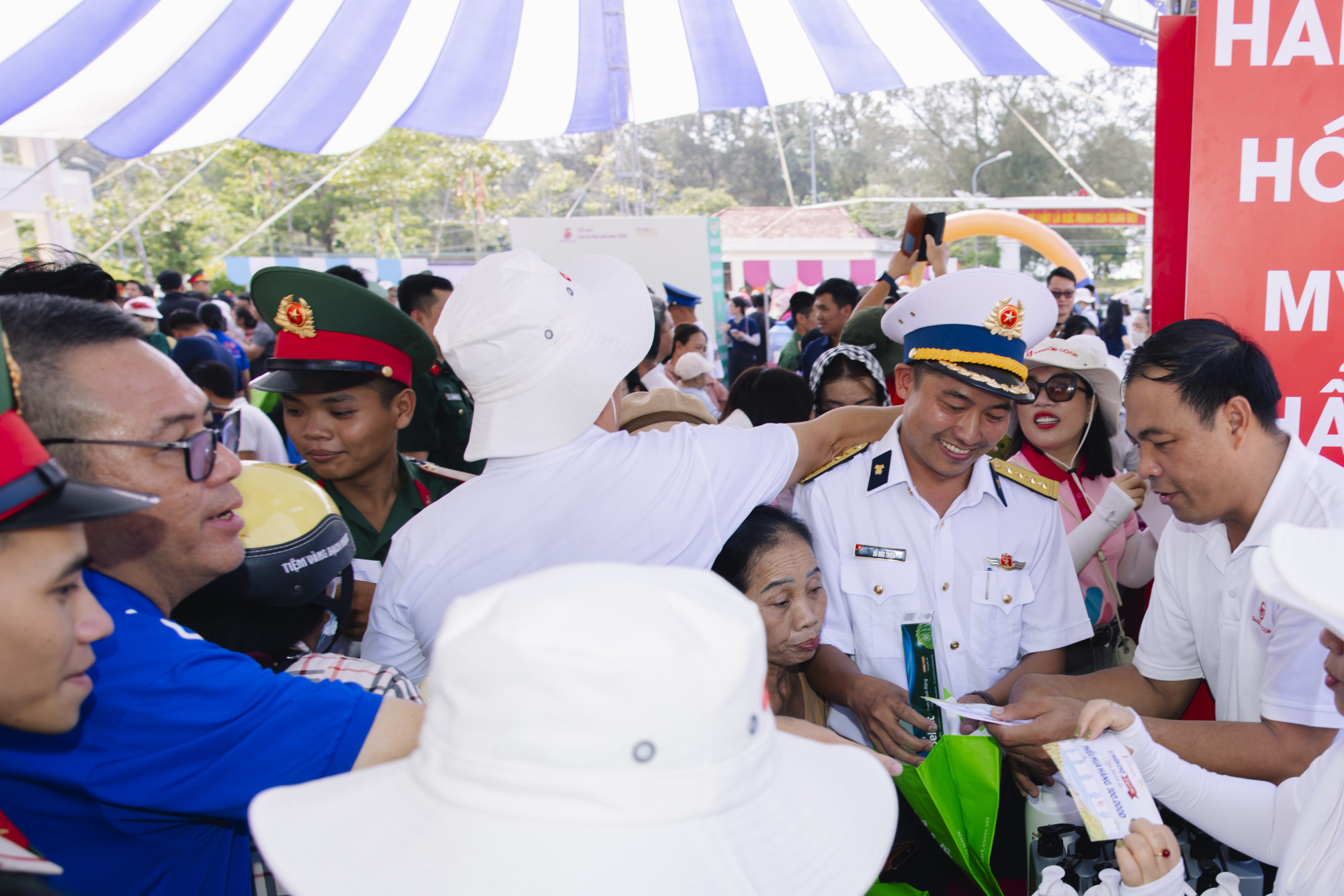 Chiến sĩ mua sắm tại đặc khu Côn Đảo háo hức mua sắm tại Phiên chợ Nghĩa tình biển đảo