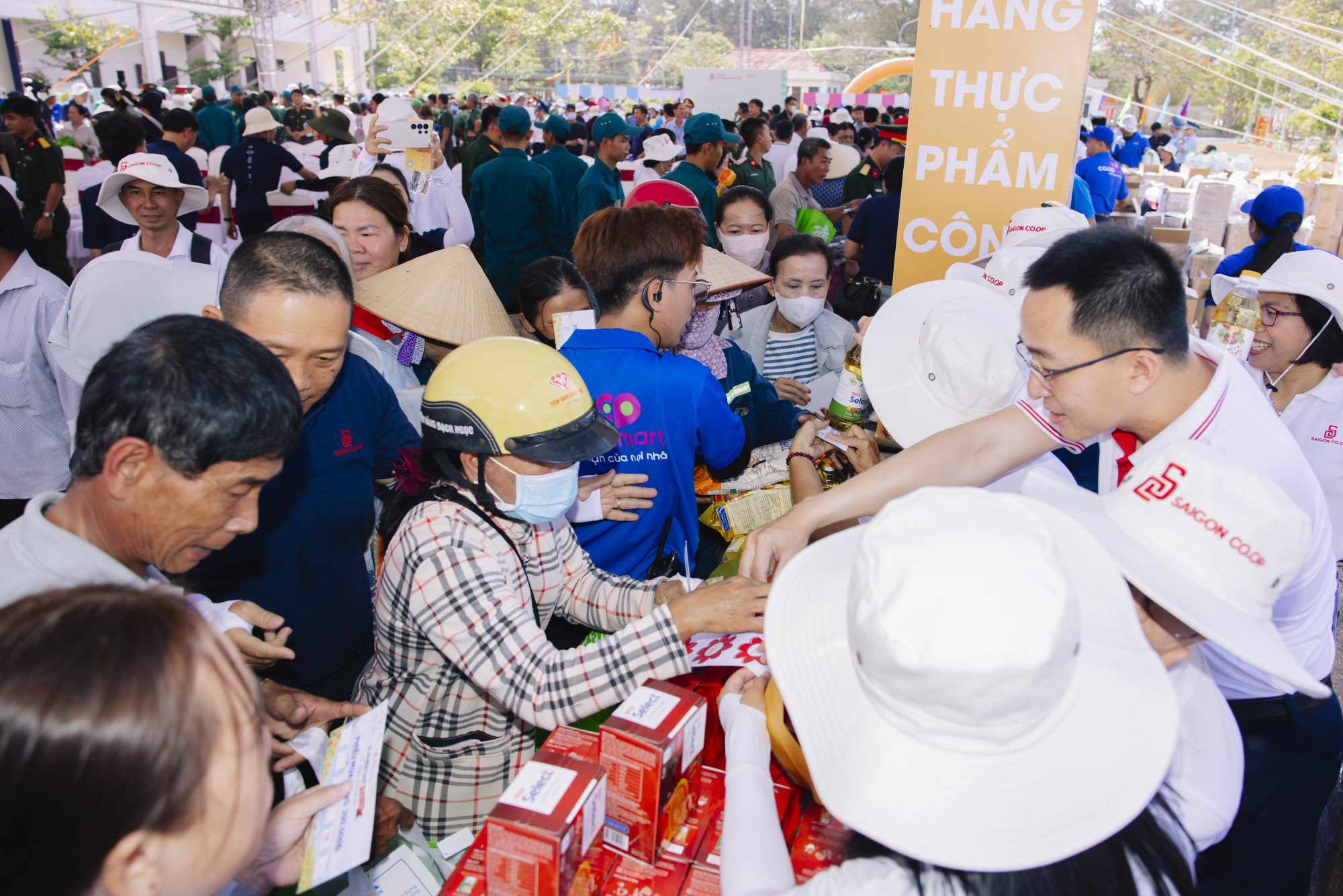 Phiên chợ không chỉ góp phần hỗ trợ đời sống sinh hoạt mà còn gửi gắm tình cảm sẻ chia từ hậu phương cho lực lượng ngày đêm tiếp thêm động lực cho lực lượng đang ngày đêm bám biển, giữ đảo