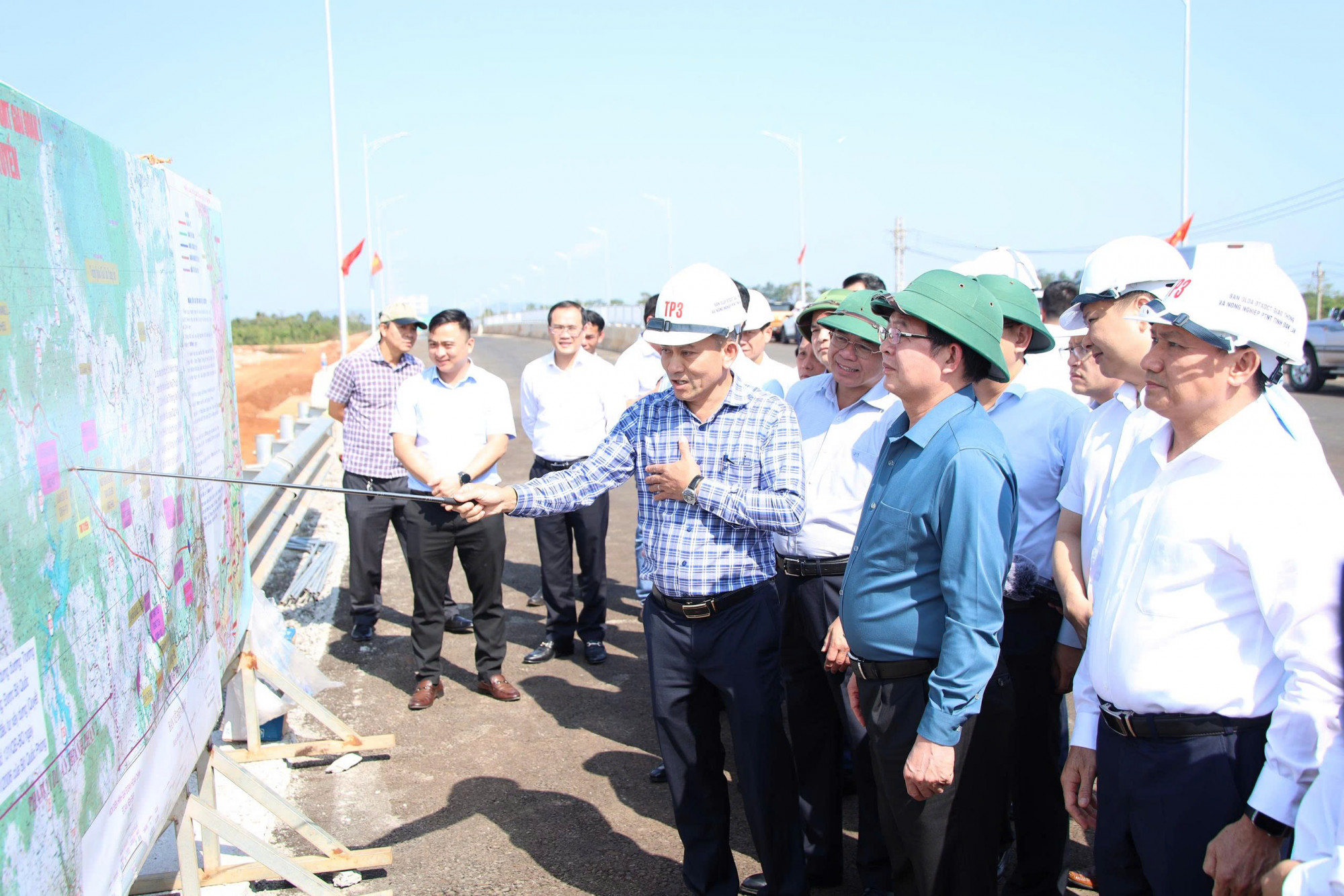 Giám đốc điều hành dự án thành phần 3 báo cáo tiến độ thực hiện dự án - ảnh: N.H.