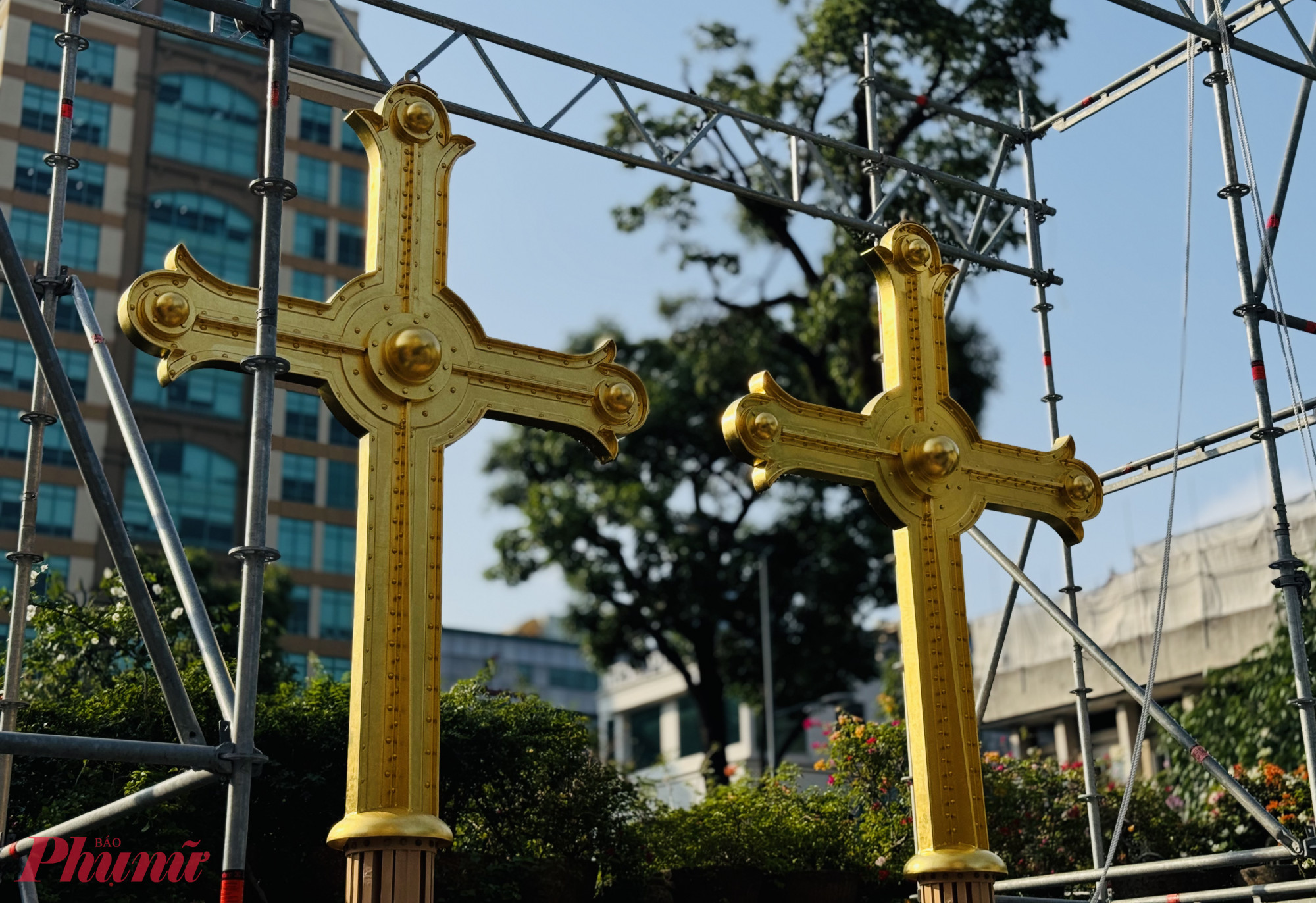 Hai Thánh giá được di chuyển từ bên trong nhà thờ ra khuôn viên bên ngoài để chuẩn bị cho công tác đưa lên đỉnh tháp, với sự tham gia của đội ngũ kỹ sư chuyên nghiệp, lành nghề. Các công tác đảm bảo an toàn cũng được thực hiện nghiêm ngặt.