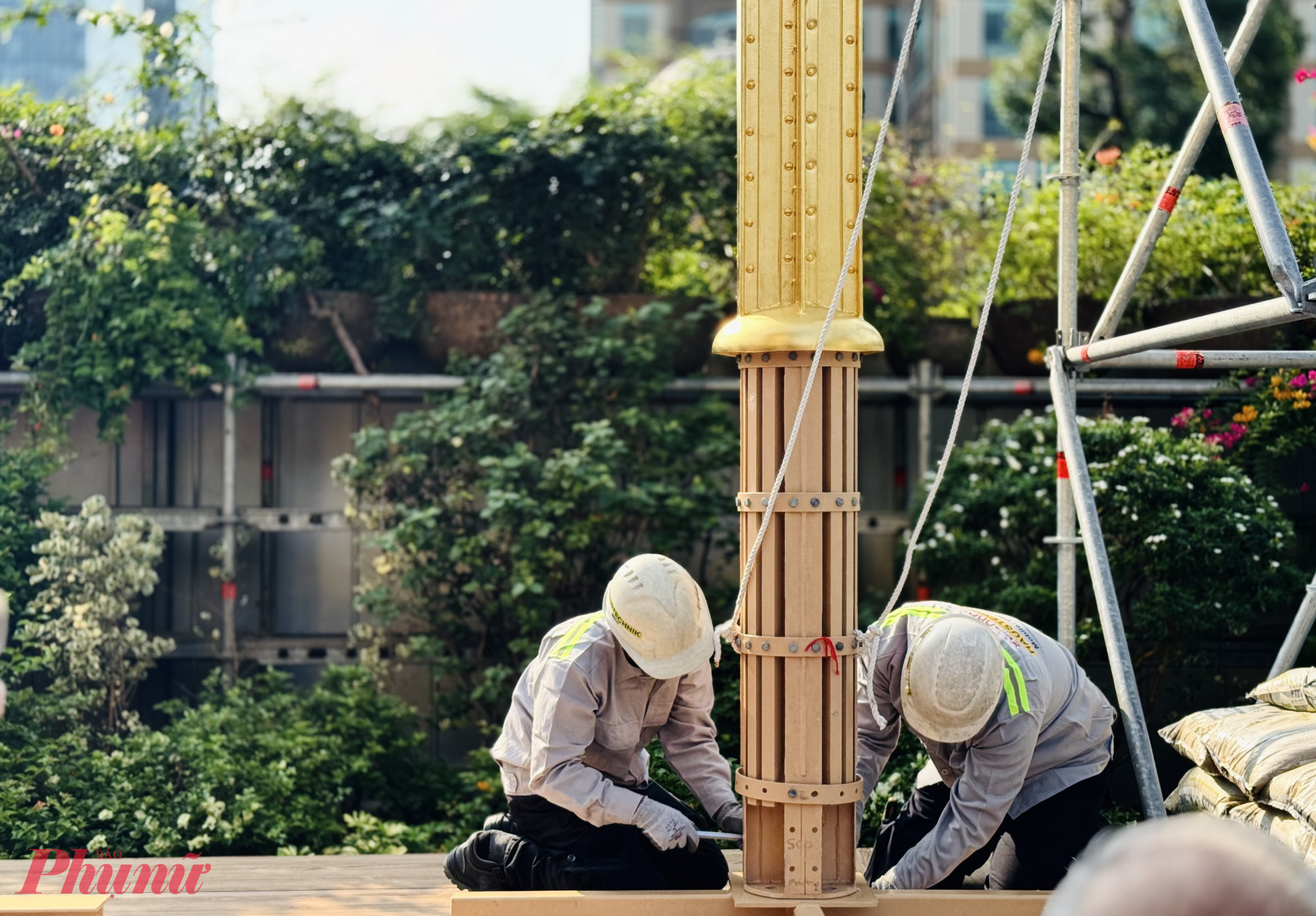 Thánh giá do Công ty Altri Tempi của Bỉ chế tác trong 2 năm. Công ty Giusto Manetti ở Ý - có từ năm 1 ngàn 600, chuyên cung cấp vàng lá siêu mỏng, thực hiện dát vàng cho hai cây thánh giá. Lớp vàng dát bên ngoài giúp bảo vệ thánh giá bền bỉ theo thời gian. Tuổi thọ của 2 thánh giá mạ vàng này có thể lên đến 100 năm. 