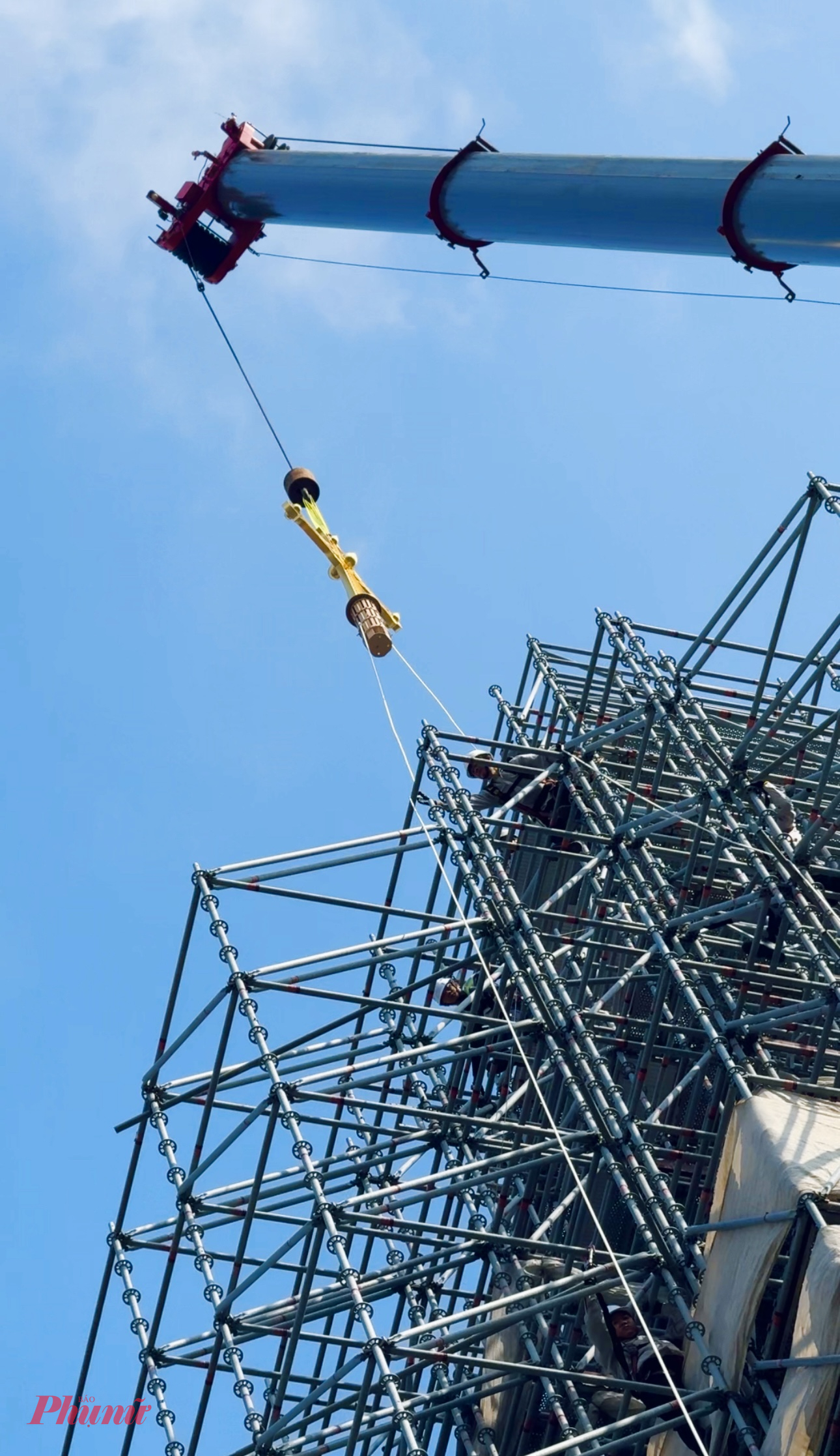 Nhiều công nhân, kỹ sư có mặt trên đỉnh tháp để phục vụ cho công việc đặt thánh giá đúng vị trí. 