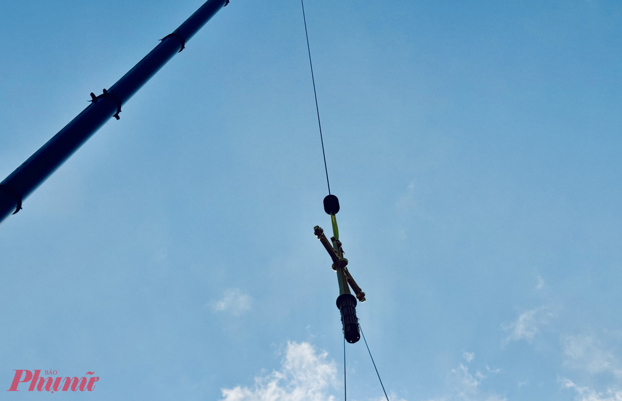 Chúng được vận chuyển bằng đường thủy trong 5 tuần về đến TPHCM. Việc trùng tu nhà thờ Đức Bà bắt đầu từ tháng 7/2017, do Tập đoàn Monument của Bỉ đảm nhận. 2 tháp chuông và 2 tháp kẽm là những hạng mục công trình quan trọng bị hư hỏng nặng nề nhất. 