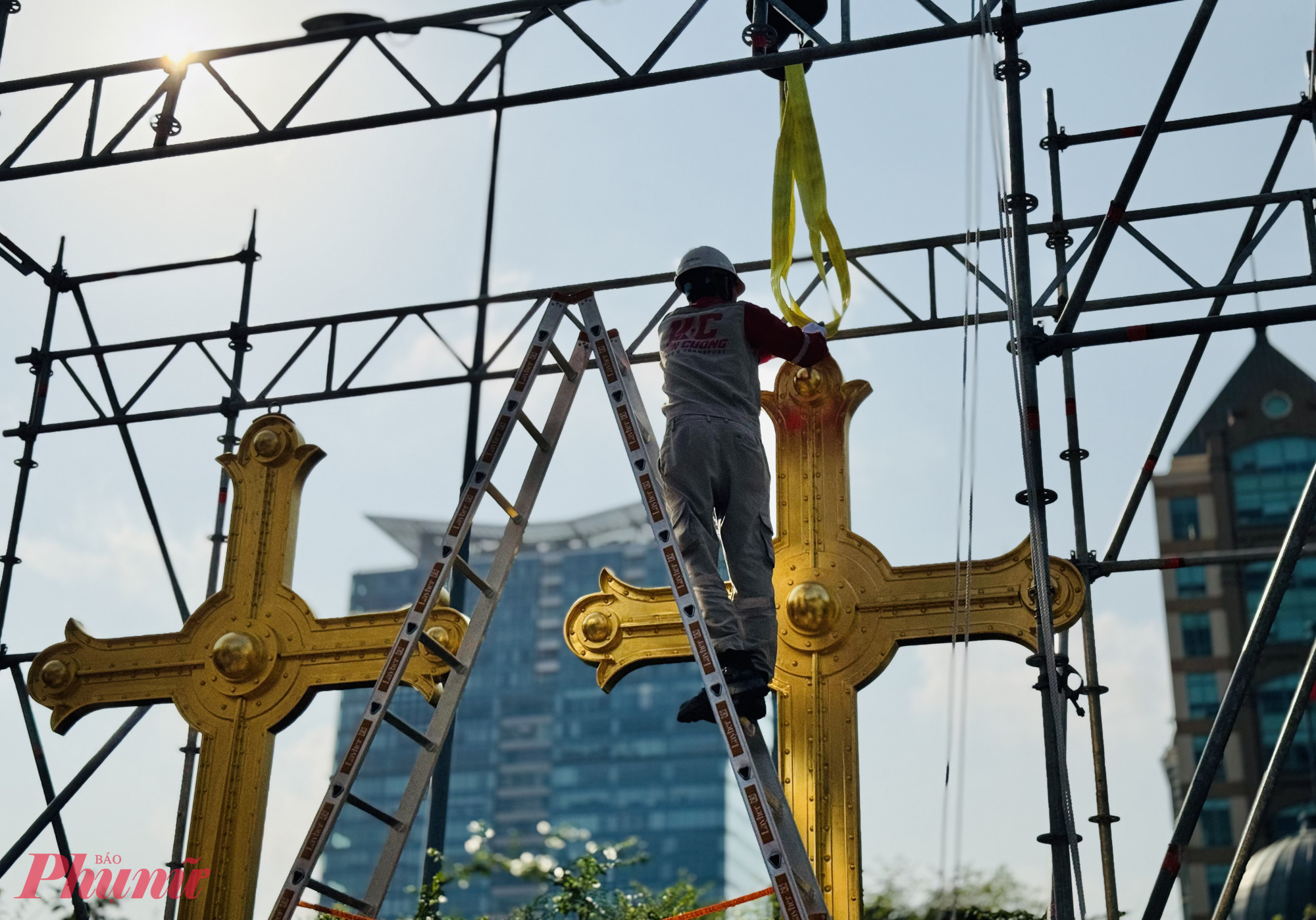 Đức Tổng giám mục Marek Zalewski cho rằng hai Thánh giá hiện diện nơi đây hướng mọi người đến trọng tâm của đức tin. Mọi người đi ngang qua đây sẽ nhận ra rằng khổ đau không phải là bước đường cùng. Lòng mến thì mạnh hơn hận thù và niềm hi vọng luôn vượt thắng gian khó.