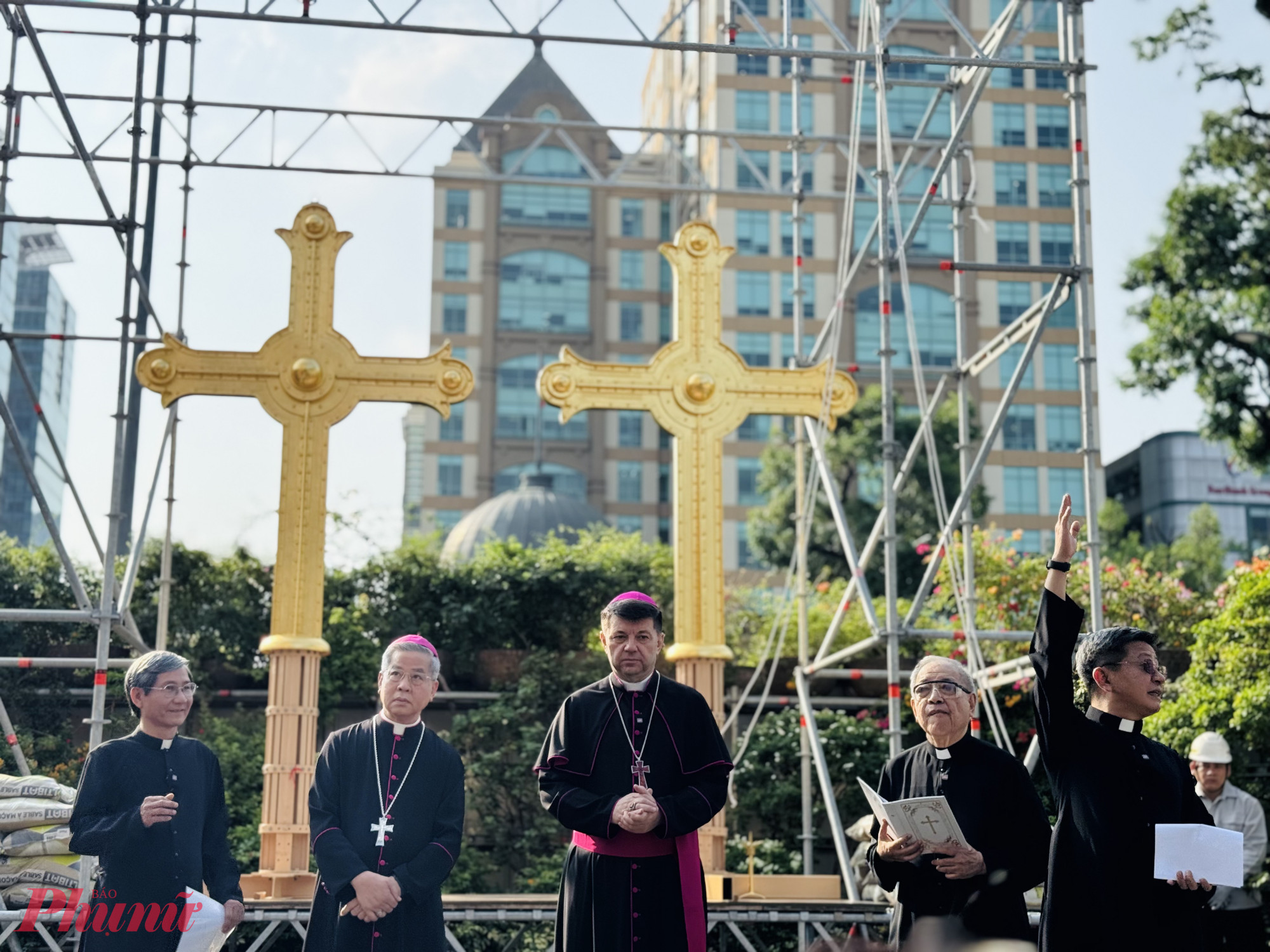 Tham dự sự kiện này gồm có: Đức Tổng giám mục Marek Zalewski - Đại diện Thường trú của Toà Thánh tại Việt Nam, Đức Tổng Giám mục Giuse Nguyễn Năng, linh mục Hồ Văn Xuân - Tổng đại diện kiêm Trưởng Ban trùng tu nhà thờ Đức Bà.…