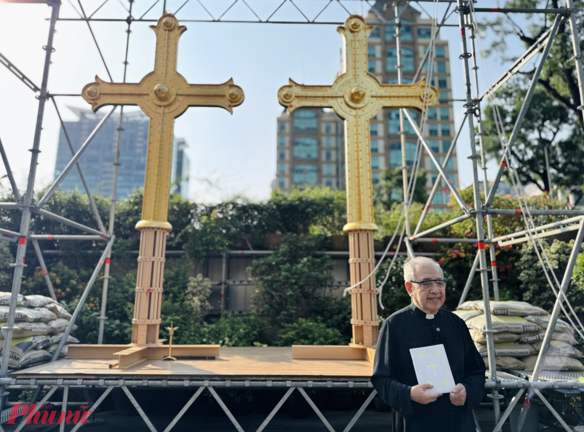 Linh mục Hồ Văn Xuân cho biết hai Thánh giá được đưa trở lại tháp Nhà thờ Đức Bà là một hạng mục quan trọng trong công cuộc đại trùng tu ngôi nhà thờ 146 năm tuổi. Suốt 5 năm qua, từ tháng 9/2021 đến nay, công trình đã trải qua rất nhiều khó khăn, thử thách, nhưng cũng có nhiều nỗ lực, tâm huyết và hy vọng để hoàn thành. 