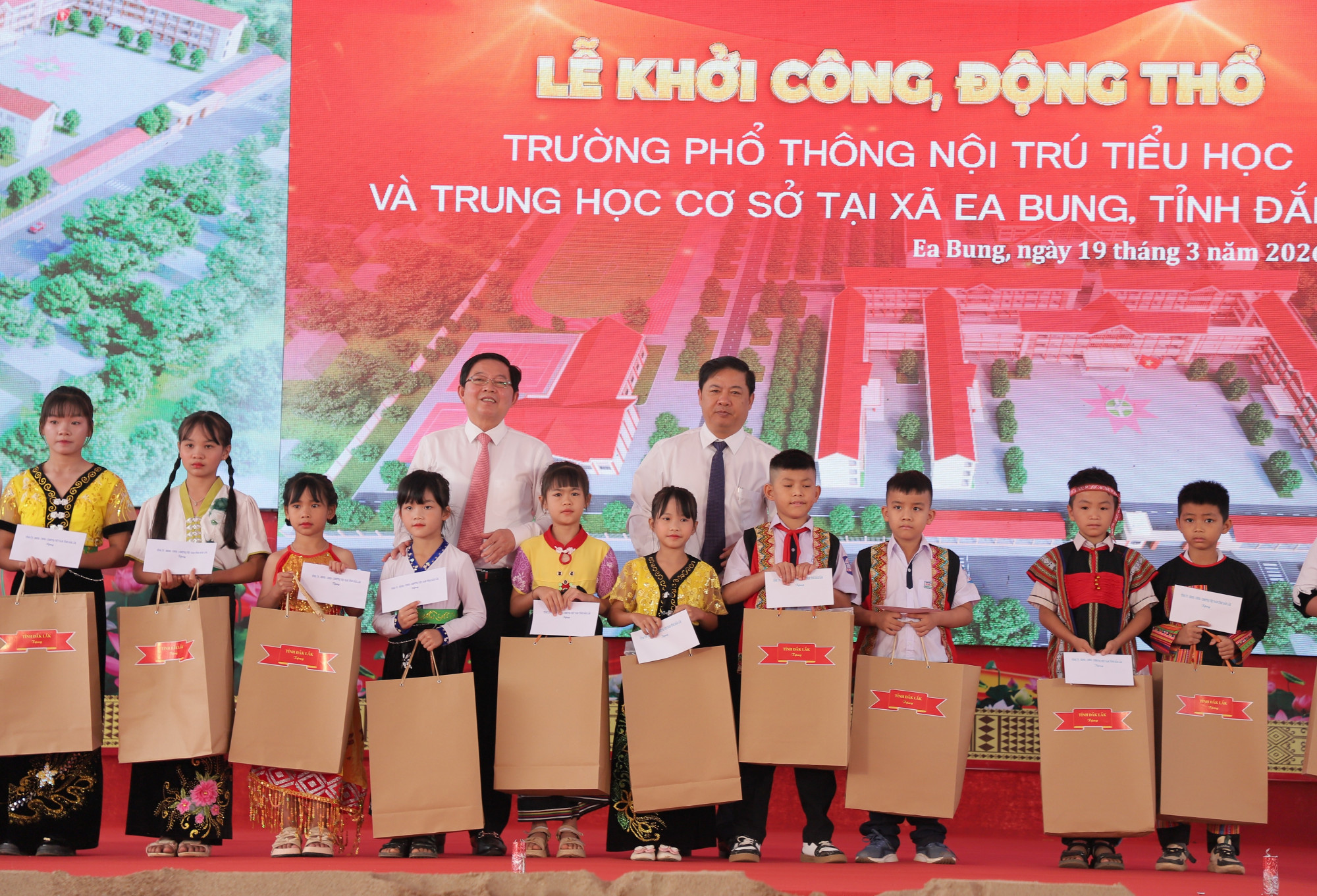 Lễ khởi công dự án Trường phổ thông nội trú liên cấp Tiểu học và THCS tại xã Ea Bung - ảnh: N.H.