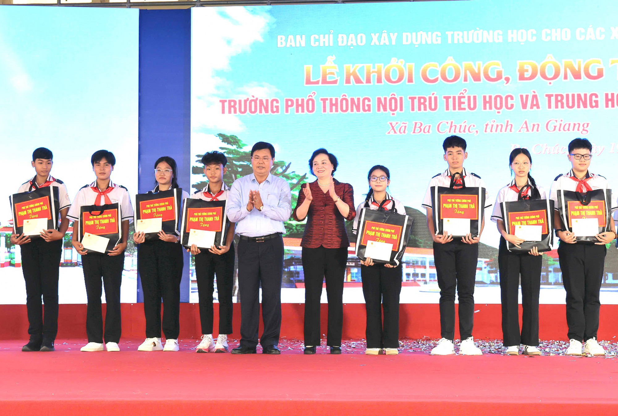 Phó Thủ tướng Phạm Thị Thanh Trà tặng quà cho học sinh nghèo ở An Giang - Ảnh CTV