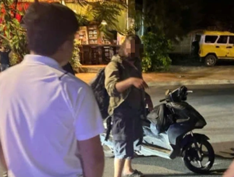 Du khách nước ngoài tại hiện trường vụ va chạm giao thông - ảnh: Công an cung cấp