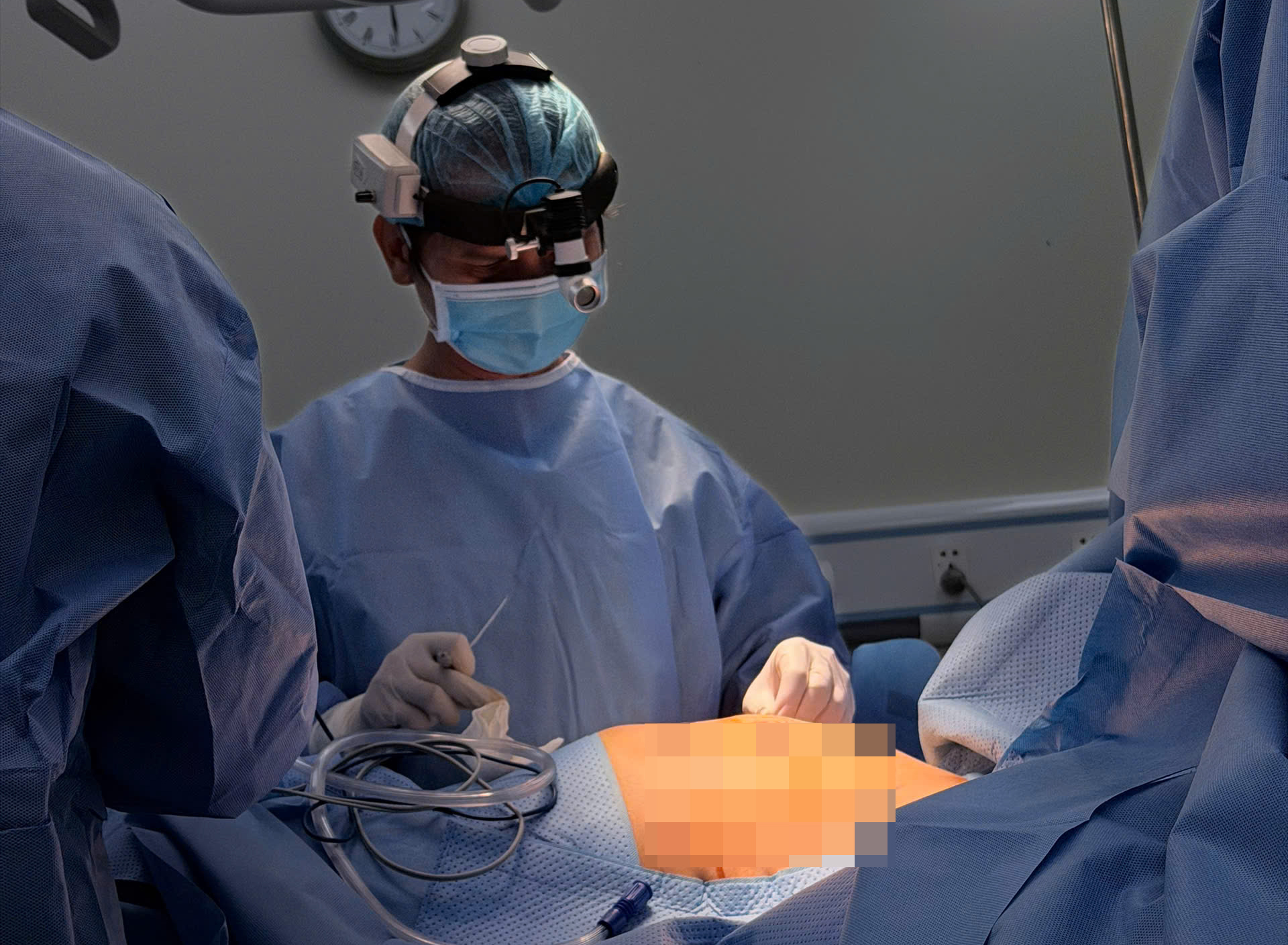 Ca phẫu thuật chỉnh sửa dị tật vững ngực hiểm gặp cho chị P. tại Bệnh viện đa khoa quốc tế Minh Anh. Ảnh: BVCC.