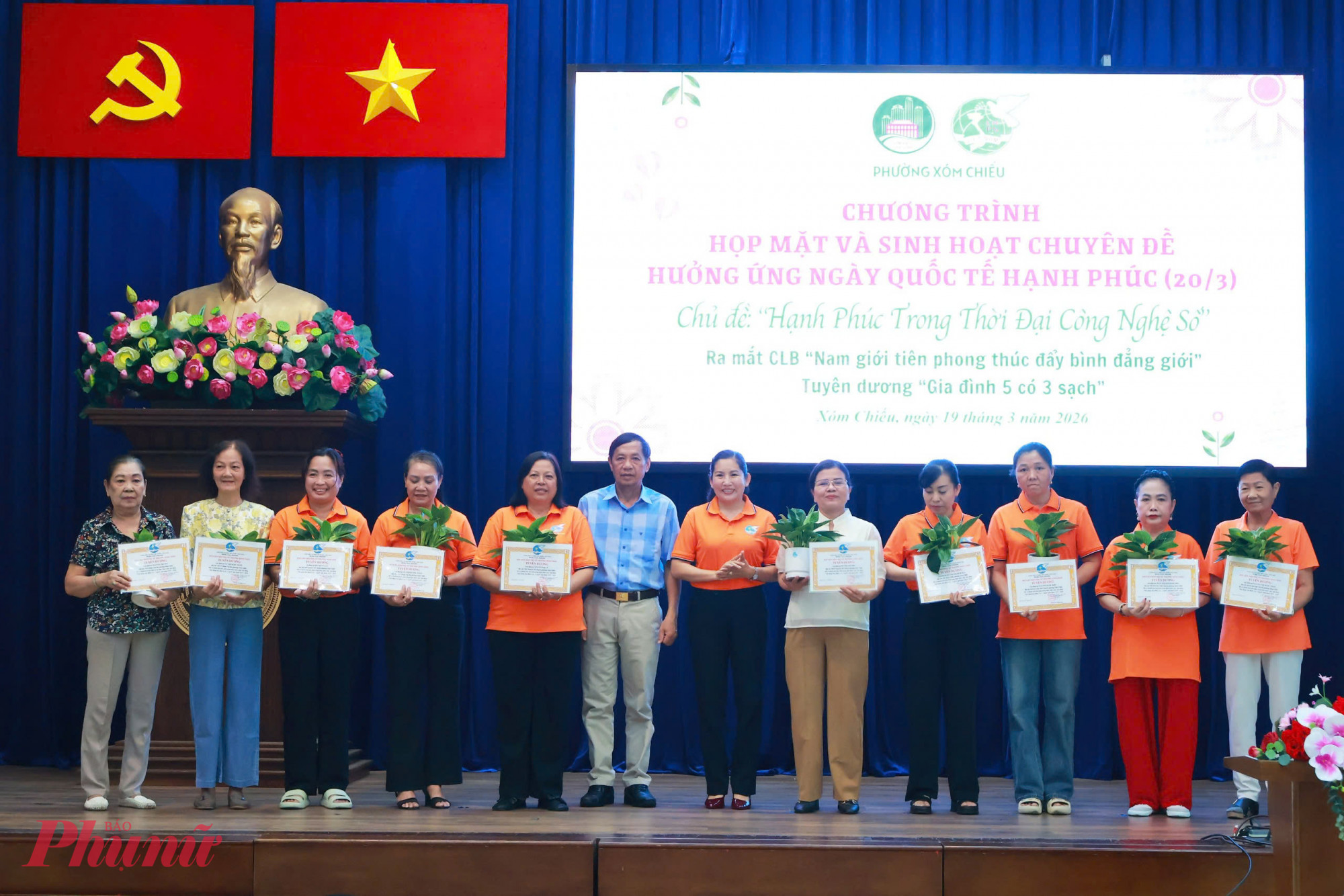 Lãnh đạo phường Xóm Chiếu Tuyên dương 23 gia đình tiêu biểu thực hiện tốt Cuộc vận động “Xây dựng gia đình 5 có – 3 sạch”