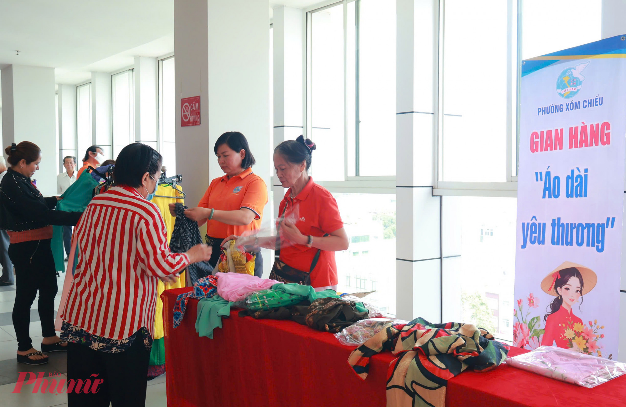 Gian hàng áo dài yêu thương